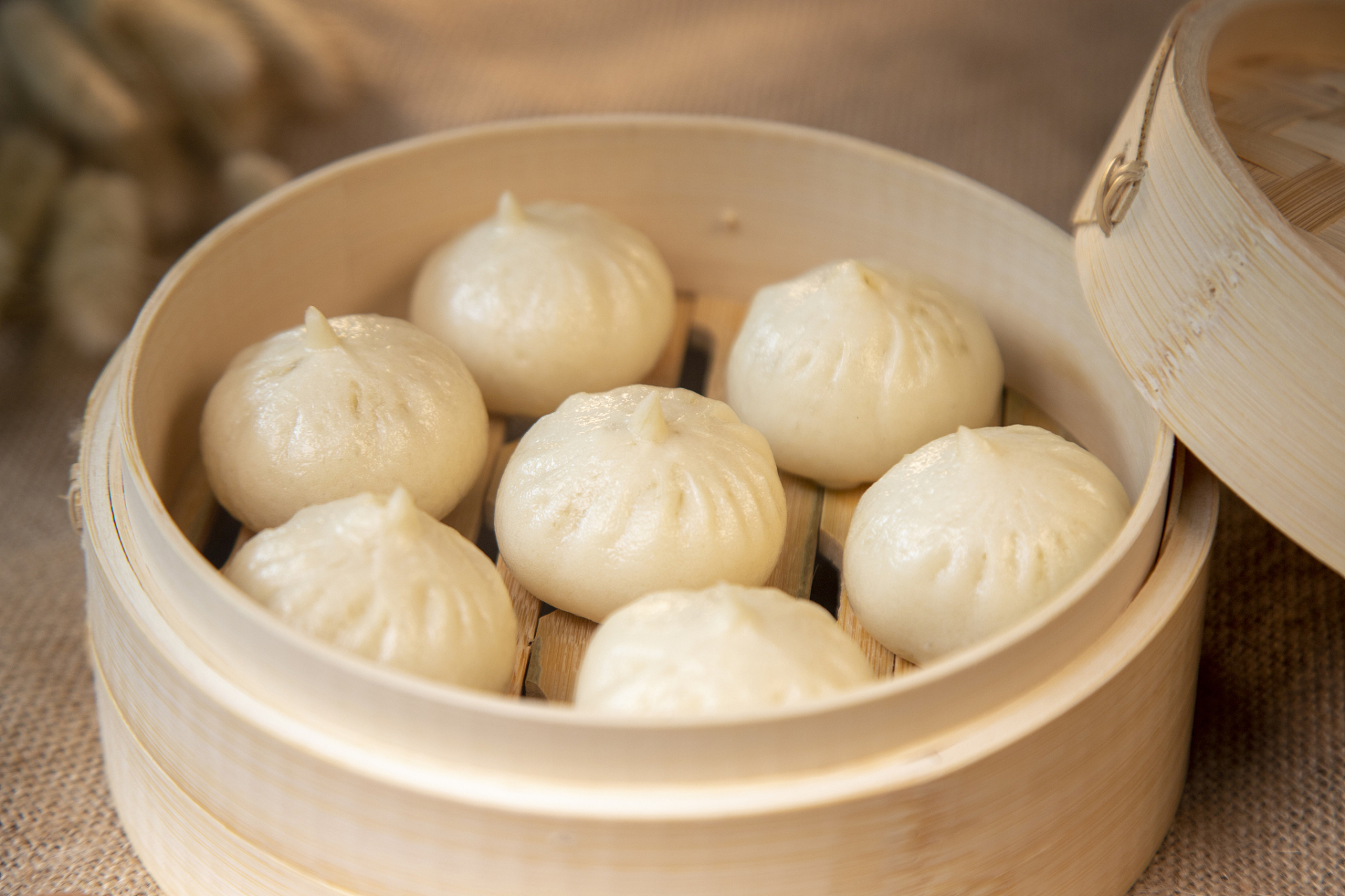 鸵鸟咬人吗灌汤小笼包作为美食瑰宝,不仅是味觉享受,更是情感寄托.