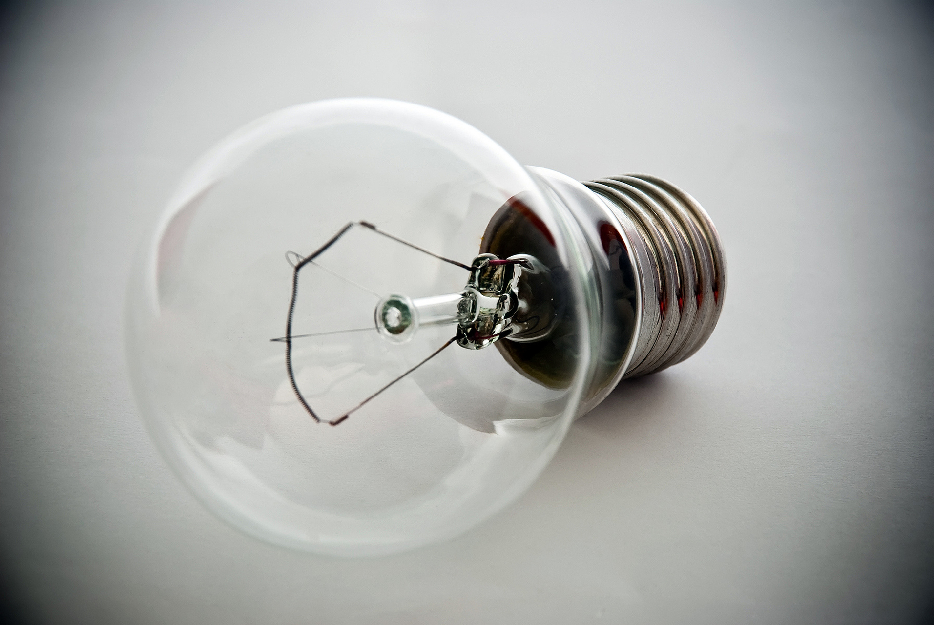 白炽灯的灯丝制成螺旋状是为了防止钨丝蒸发和氧化,提高发光效率和