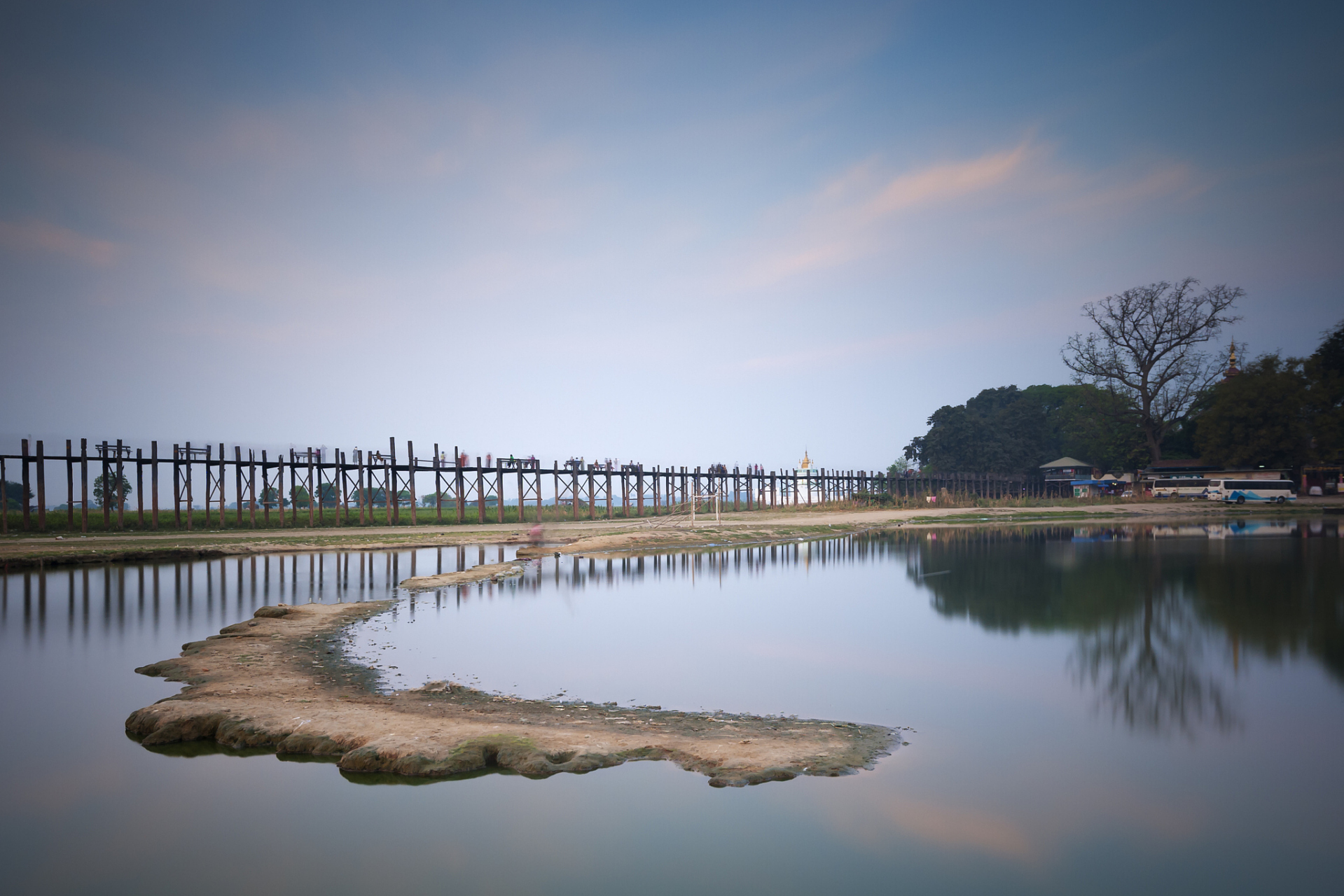日月湖不仅是大自然的神奇之地,也是品尝美食和文化的好去处.