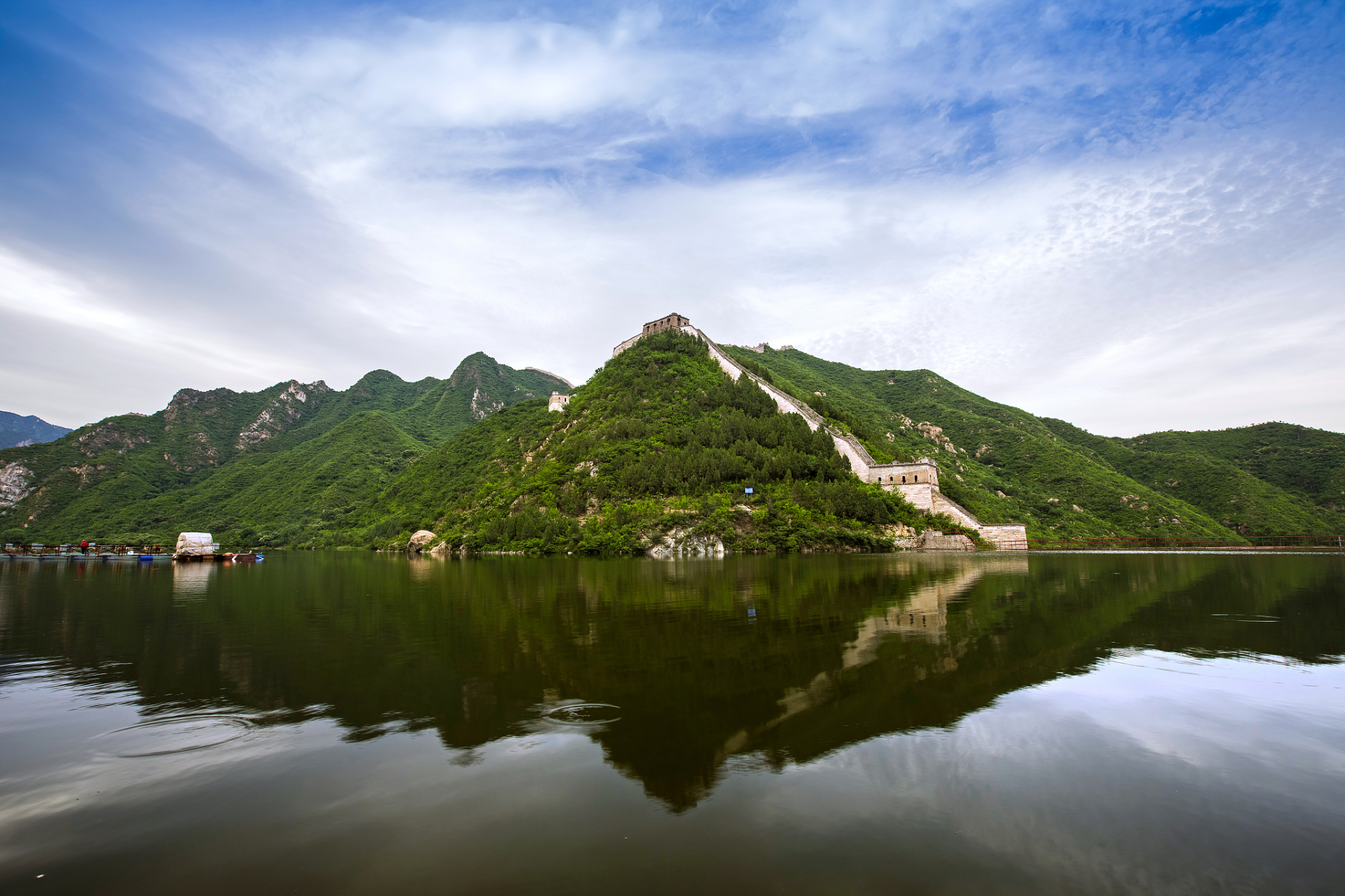 怀柔区位于北京市郊区,拥有自然风光和历史文化,是旅游胜地.