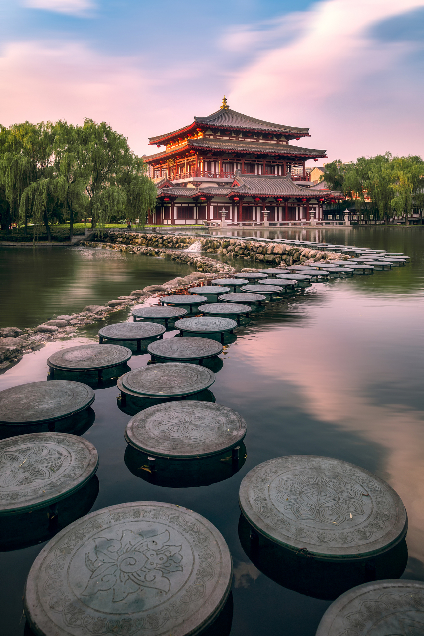 大唐芙蓉园位于陕西省西安市城南的曲江开发区,大雁塔东南侧,它是在原