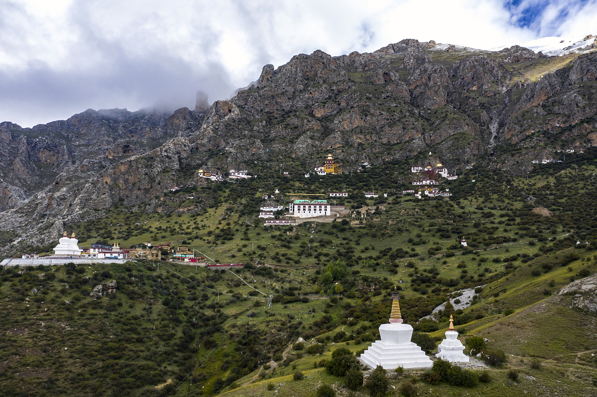 大鹏金翅鸟圣地——宗喀吉日山,青海省湟中县宗喀吉日山,是安多闻名的