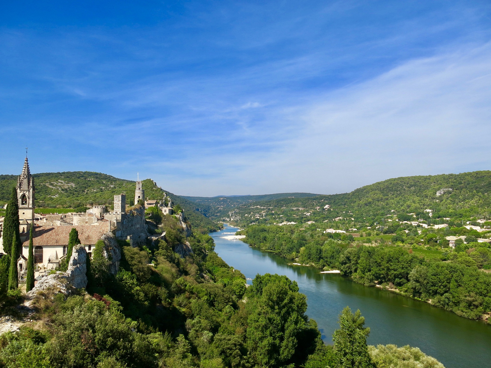 卢瓦尔河谷是位于法国中部,卢瓦尔河中游的平原流域,方圆27500平方