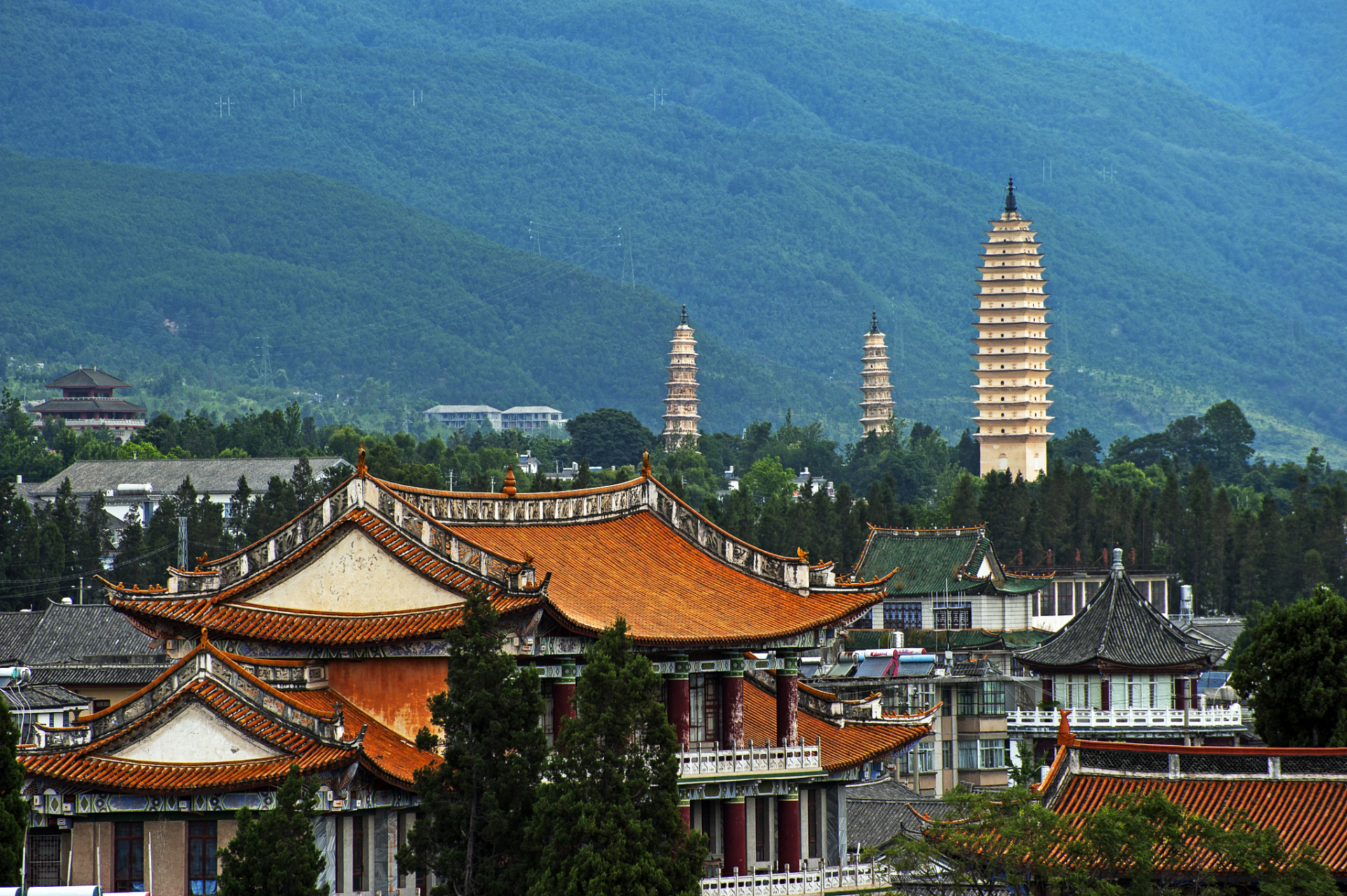 崇圣寺三塔是云南大理"文献名邦"的象征,是云南古代历史文化的象征