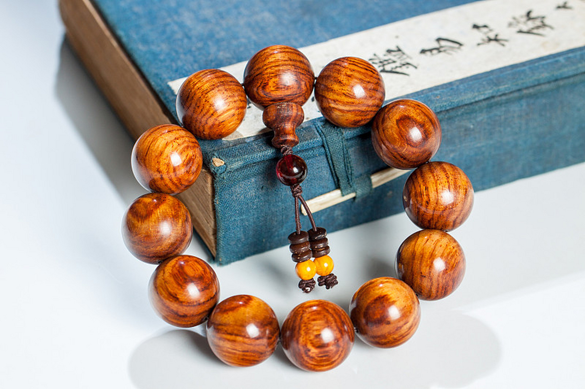 盘黄花梨手串需要挑选优质手串,清洁后放置在稳定的环境中,轻柔盘玩并