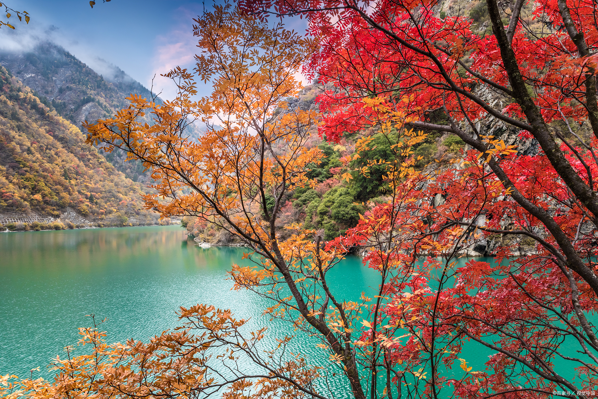 黄山:黄山被誉为中国最美的山峰之一,其秀美的景色在秋季显得更加