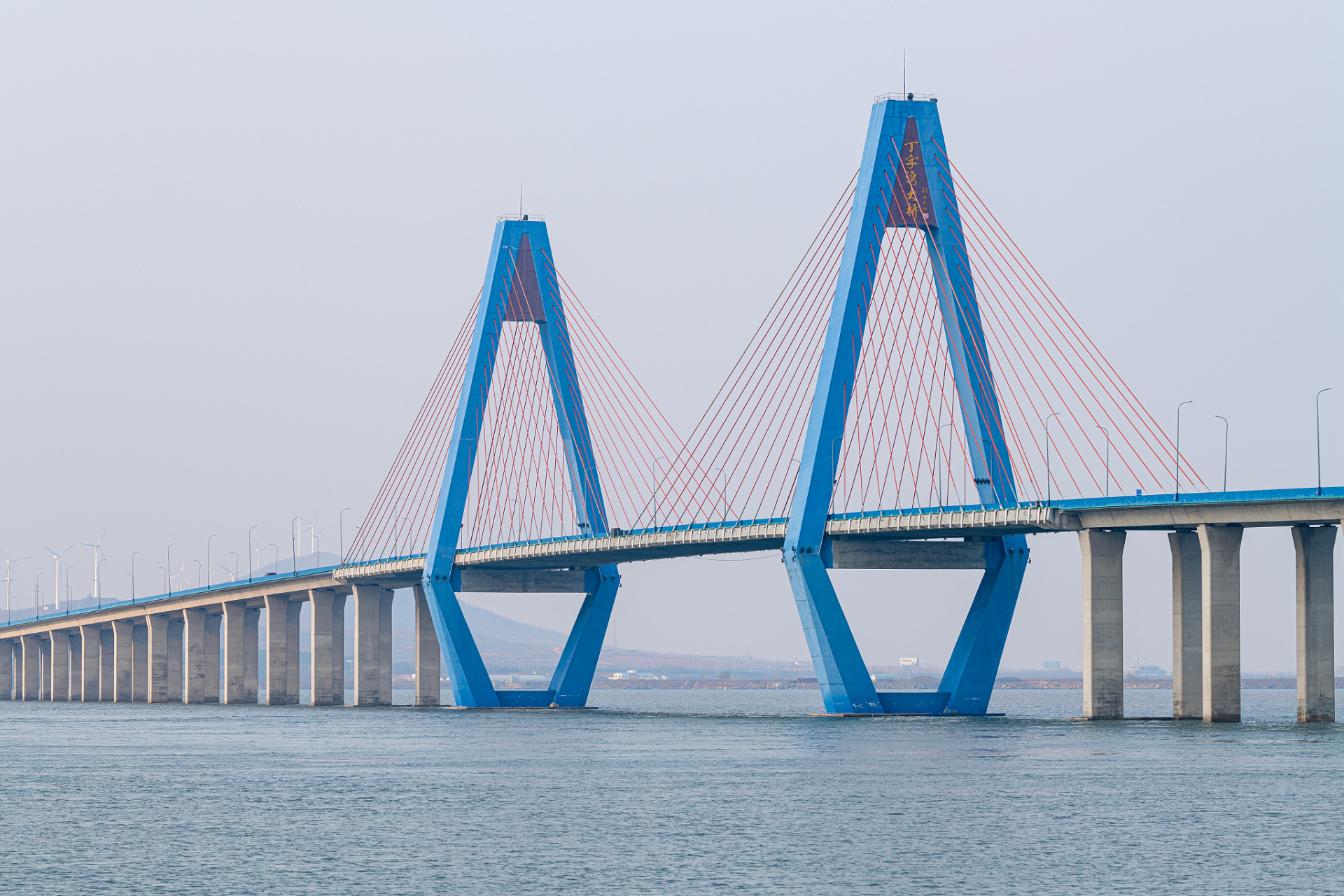 据史书记载,这座桥横跨在北海之上,连接着陆地与海洋,成为连接沿海