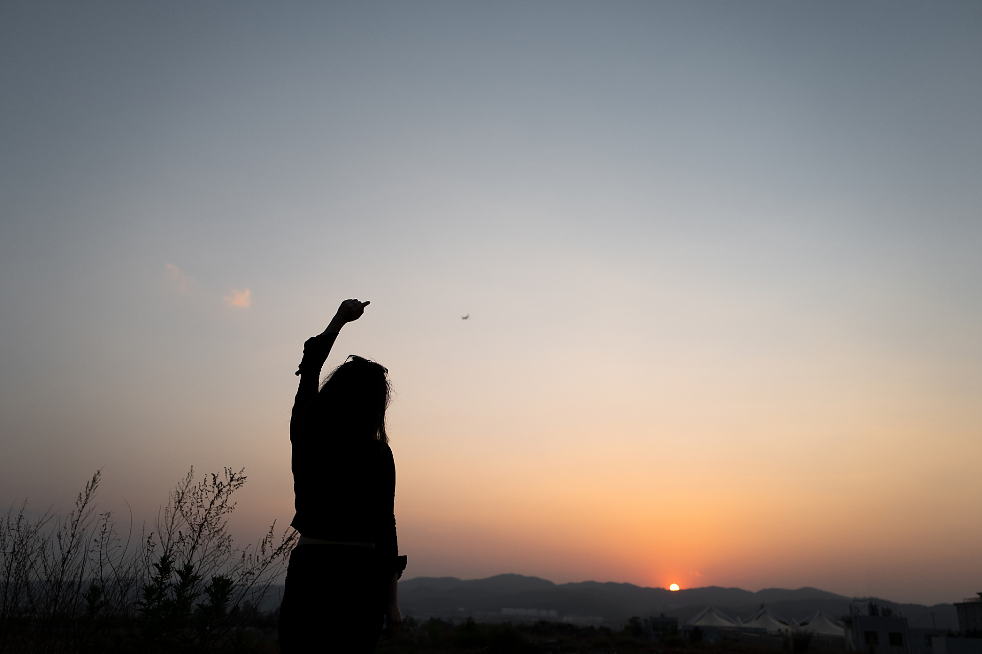 当我们身处于逆光的景象中,那一道耀眼的阳光成为了我们前行的引导.