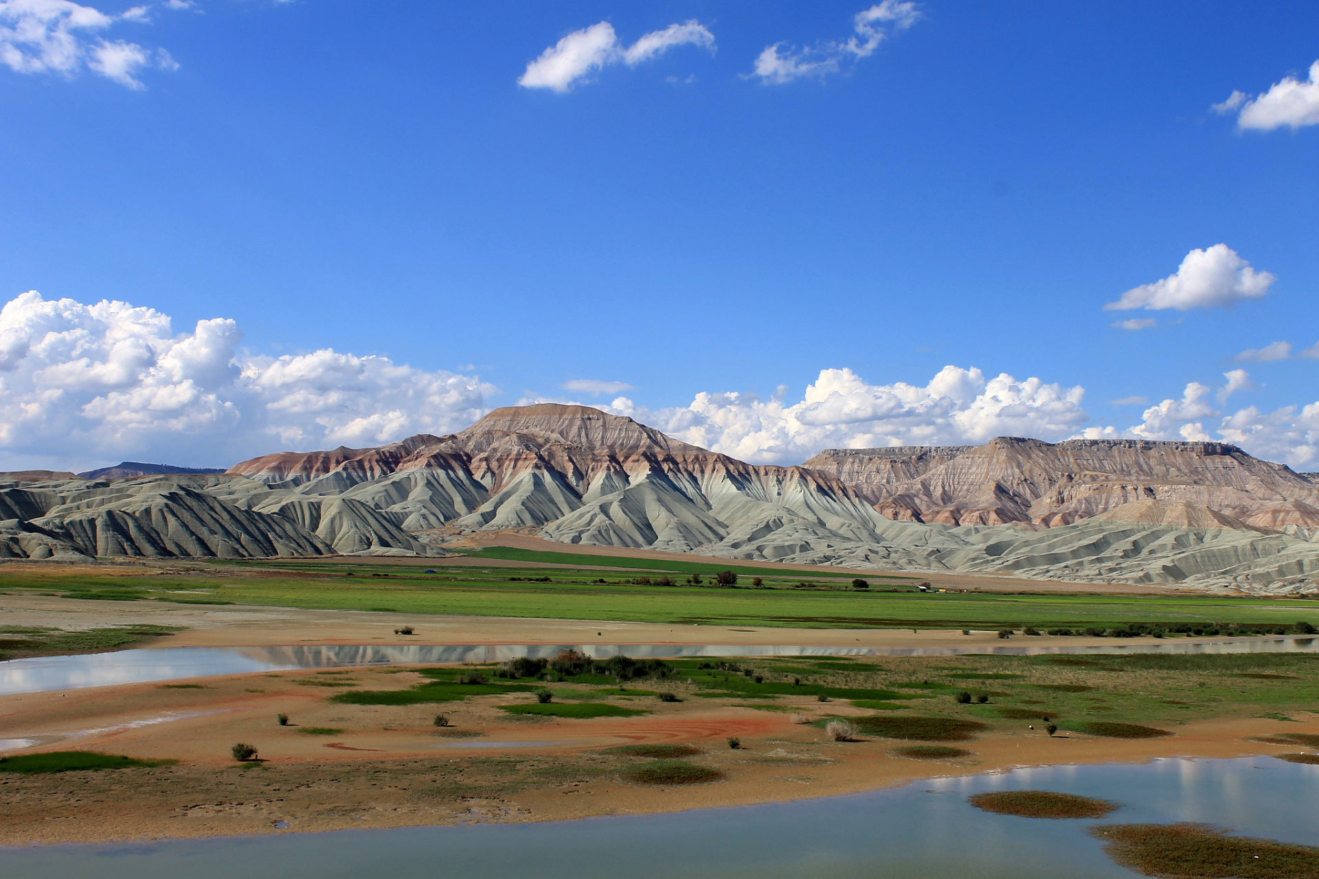 嬉行记# 在敦煌阿克塞哈萨克族自治县的广袤草原上,游牧生活的丰富