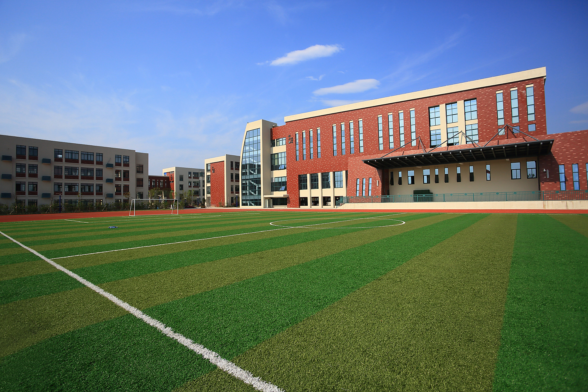 参与学校活动,提高教学质量