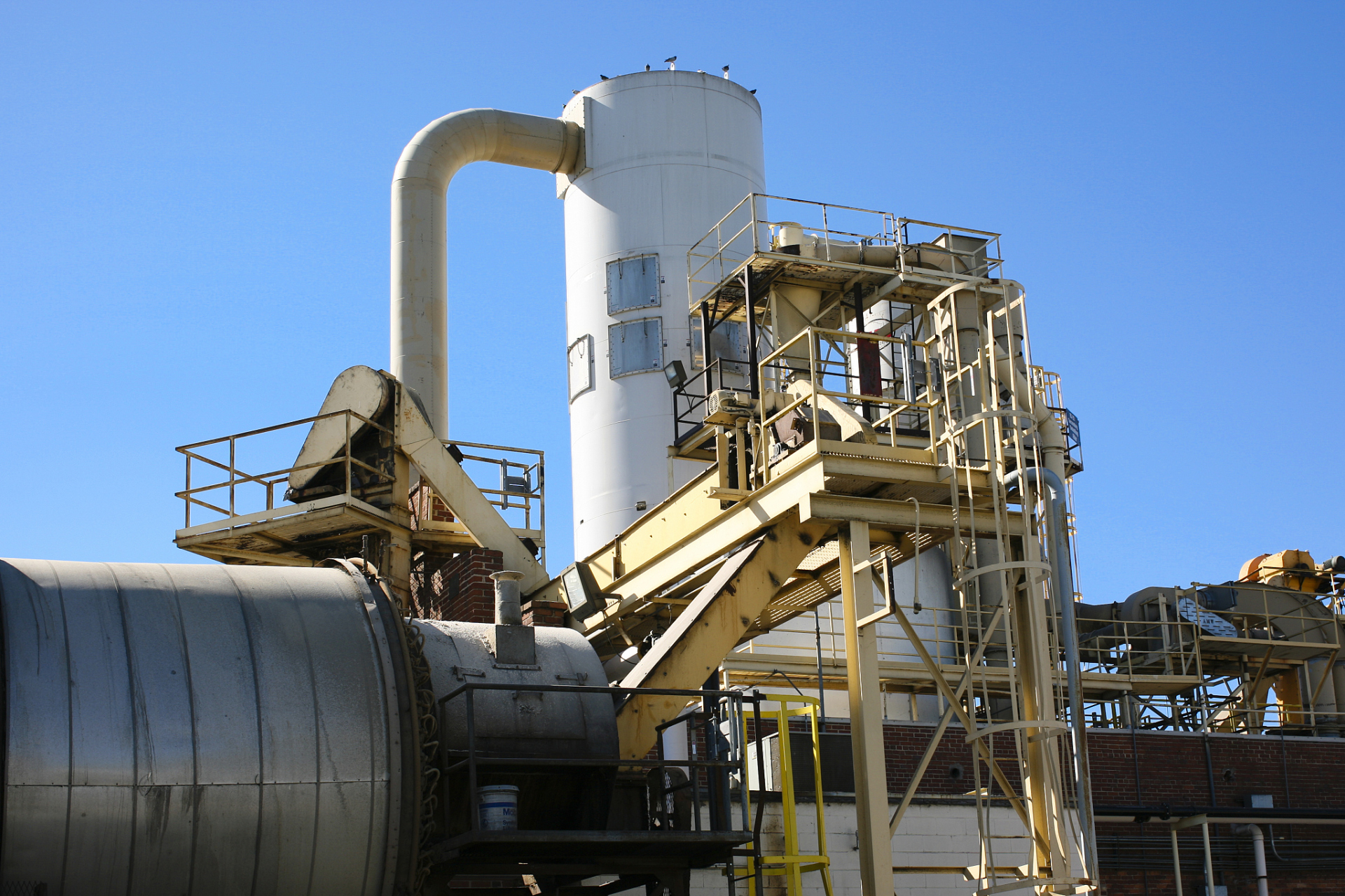 今天要跟大家聊聊一个有点硬核的话题:水泥窑协同处置生物质替代燃料