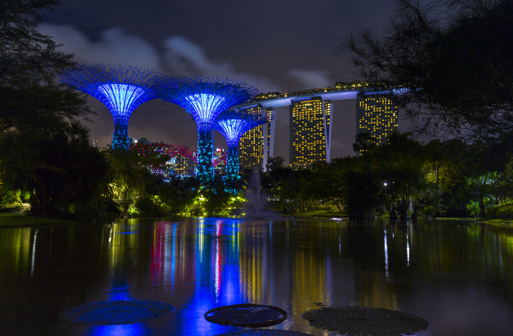 很多人在白天到成都双流区的麓湖游玩,但很少见过夜晚的麓湖.夜晚的麓