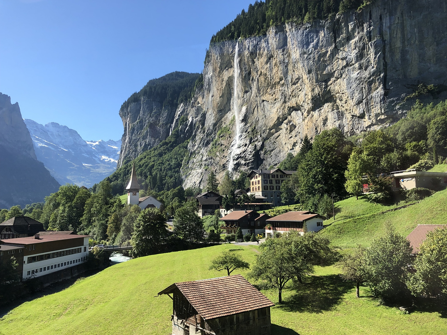 瑞士雪山峡谷小镇——劳特布伦嫩(lauterbrunnen),一译"卢达本纳"