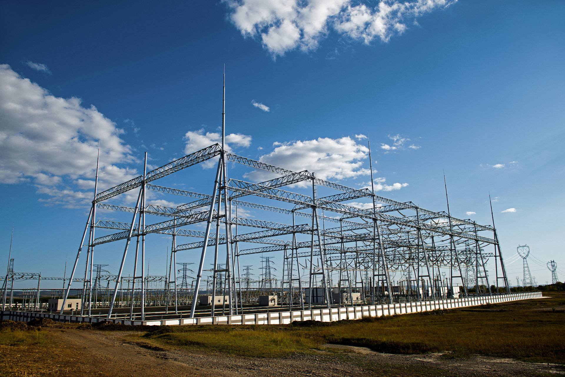 我国海拔最高的750千伏超高压变电站云杉变电站正式投入运行.