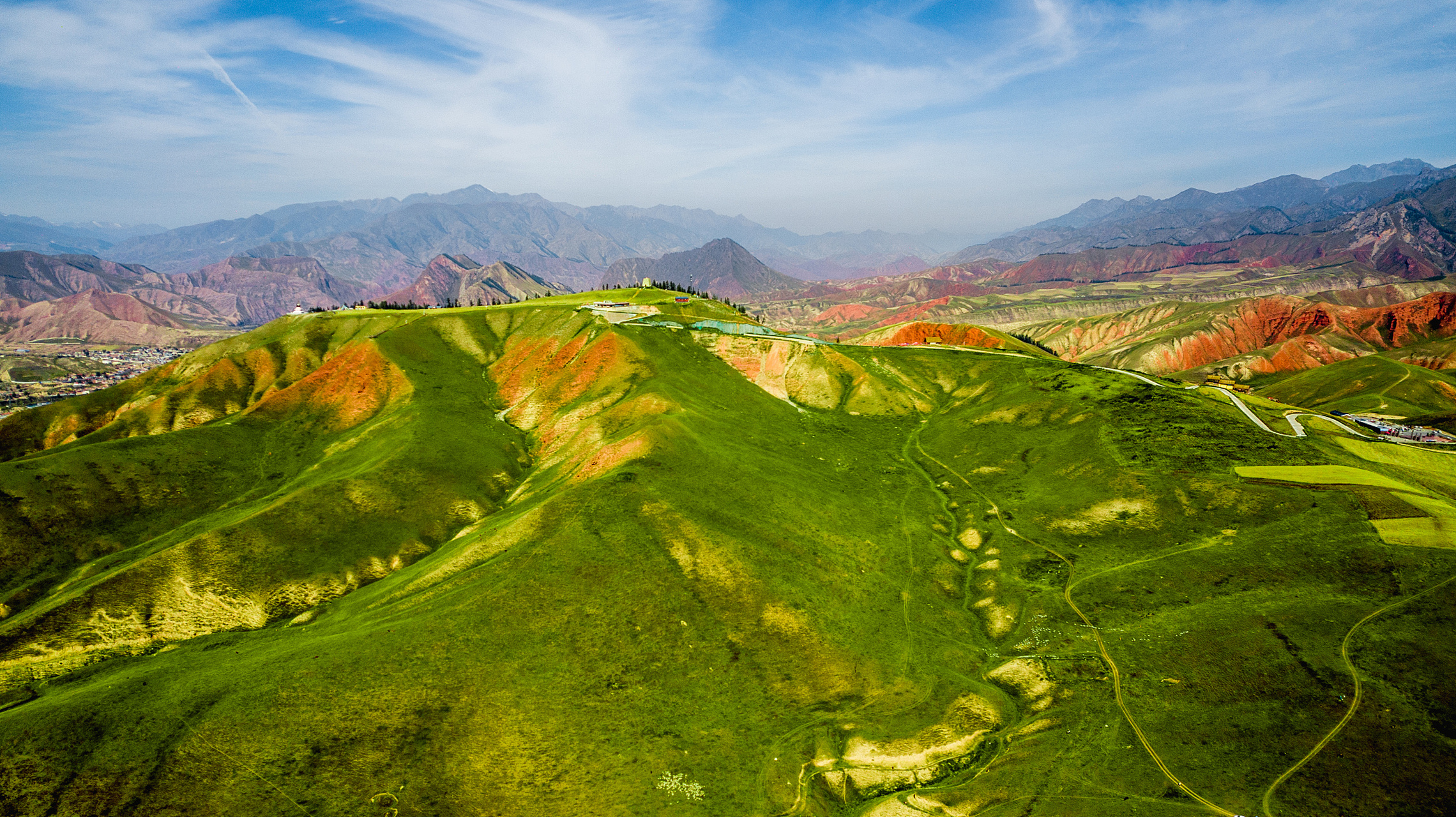 今天我们就来一起探索这座中国北方重要的山脉,看看它的自然景观和