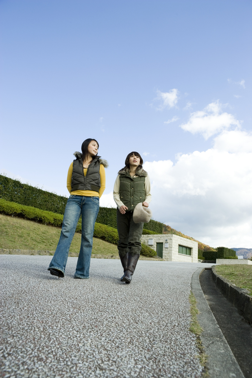 两个朋友走在路上,一个人说:"人生就像一杯茶,不会苦一辈子,但是总会