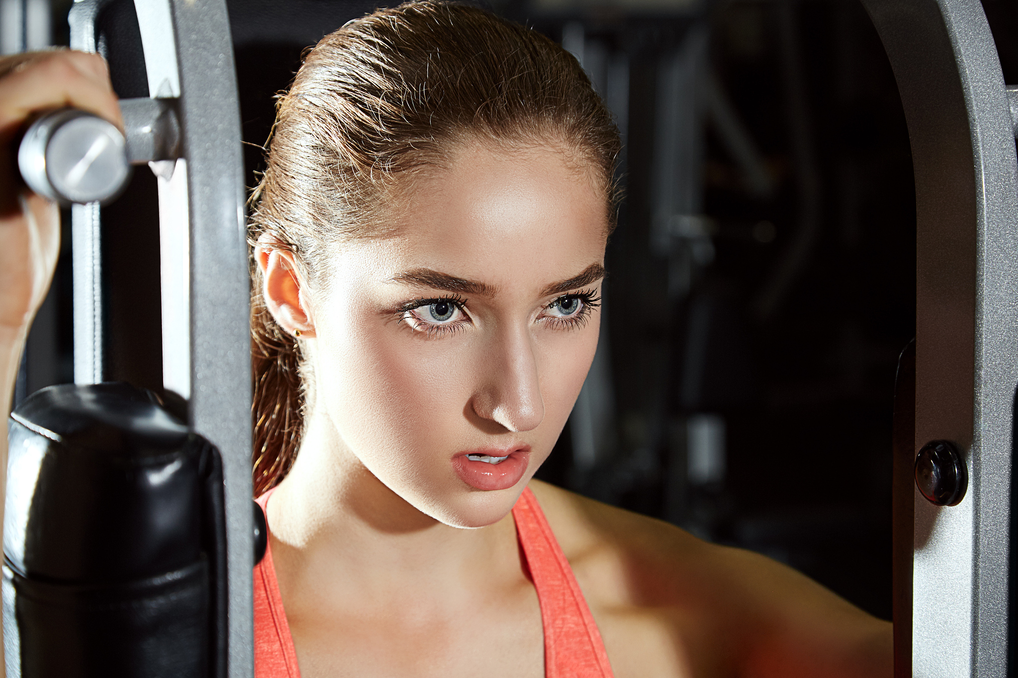 如何正确进行胸部按摩,增强胸肌力量?