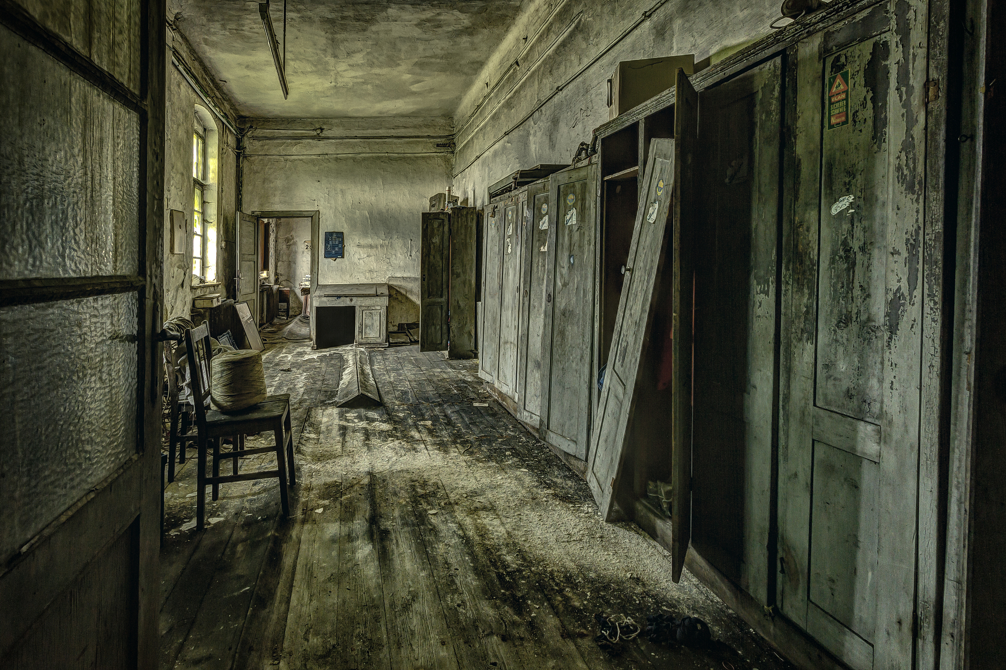 **废弃医院探险**:大学生林雨晴为了寻找刺激和短