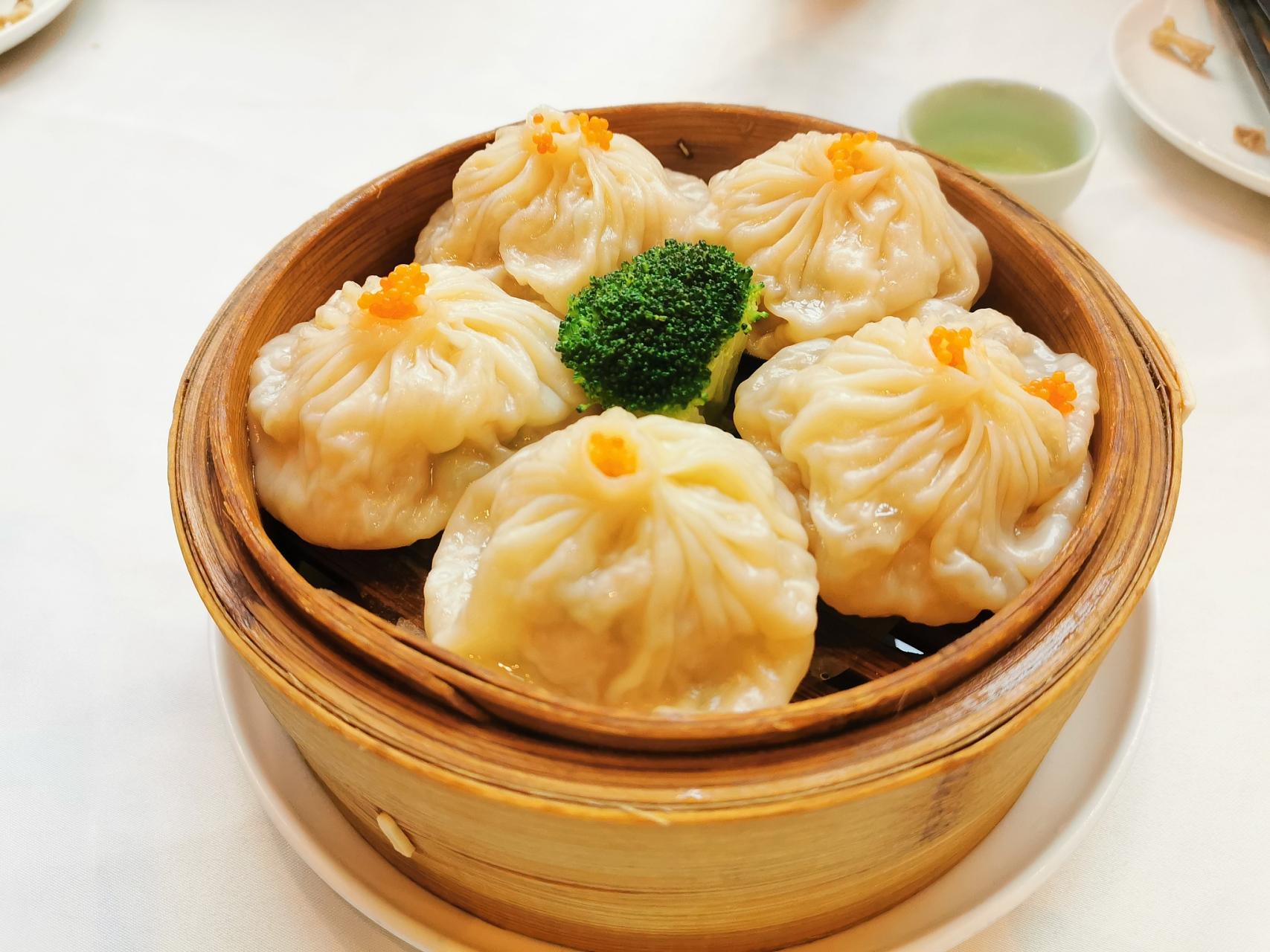 蟹粉小笼包由经典淮阳小笼包升级而来,拆取大闸蟹的蟹粉和蟹肉拌入姜