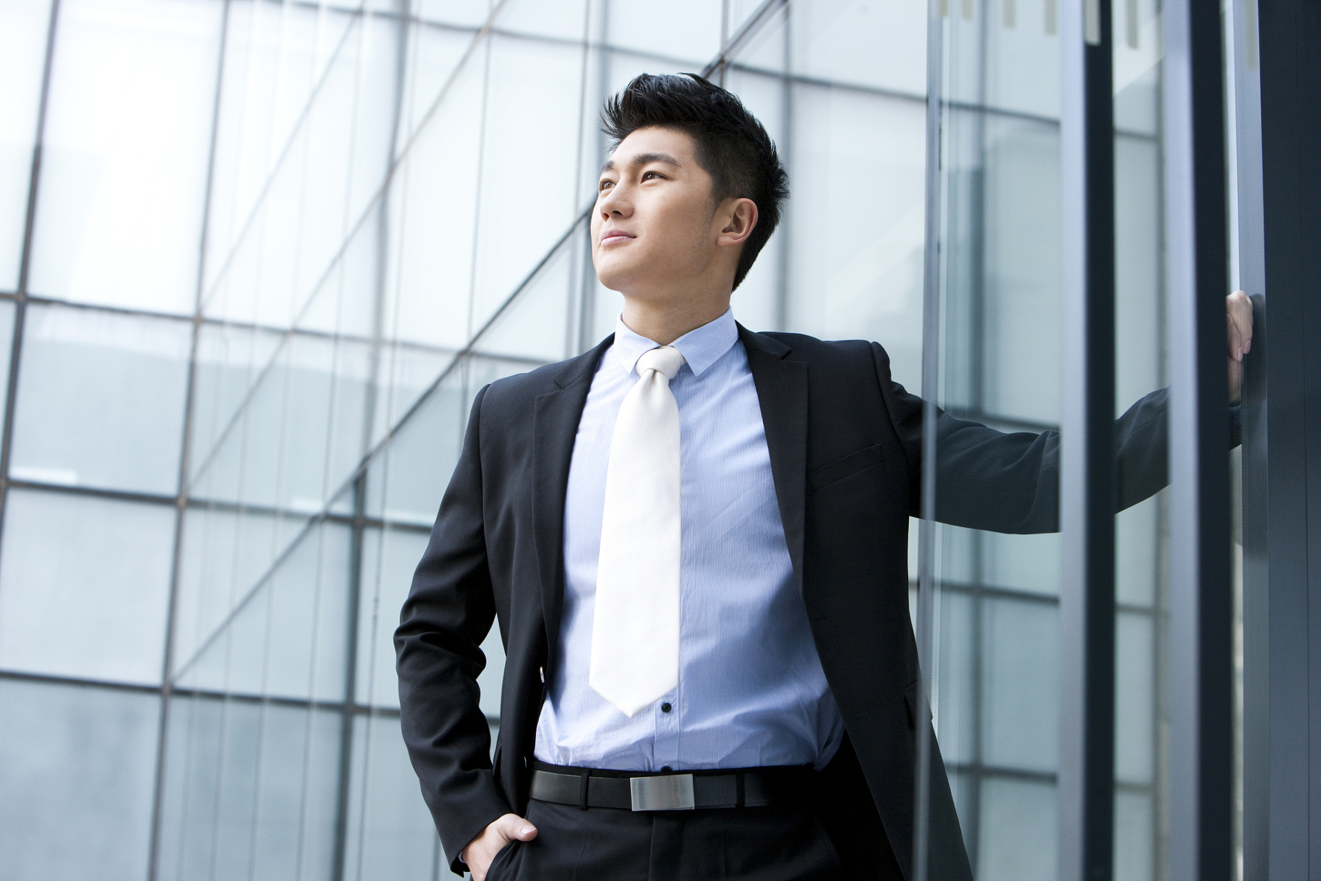 往往在人生的漫长旅程中历经风雨,磨砺出丰富的阅历和沉稳的性格