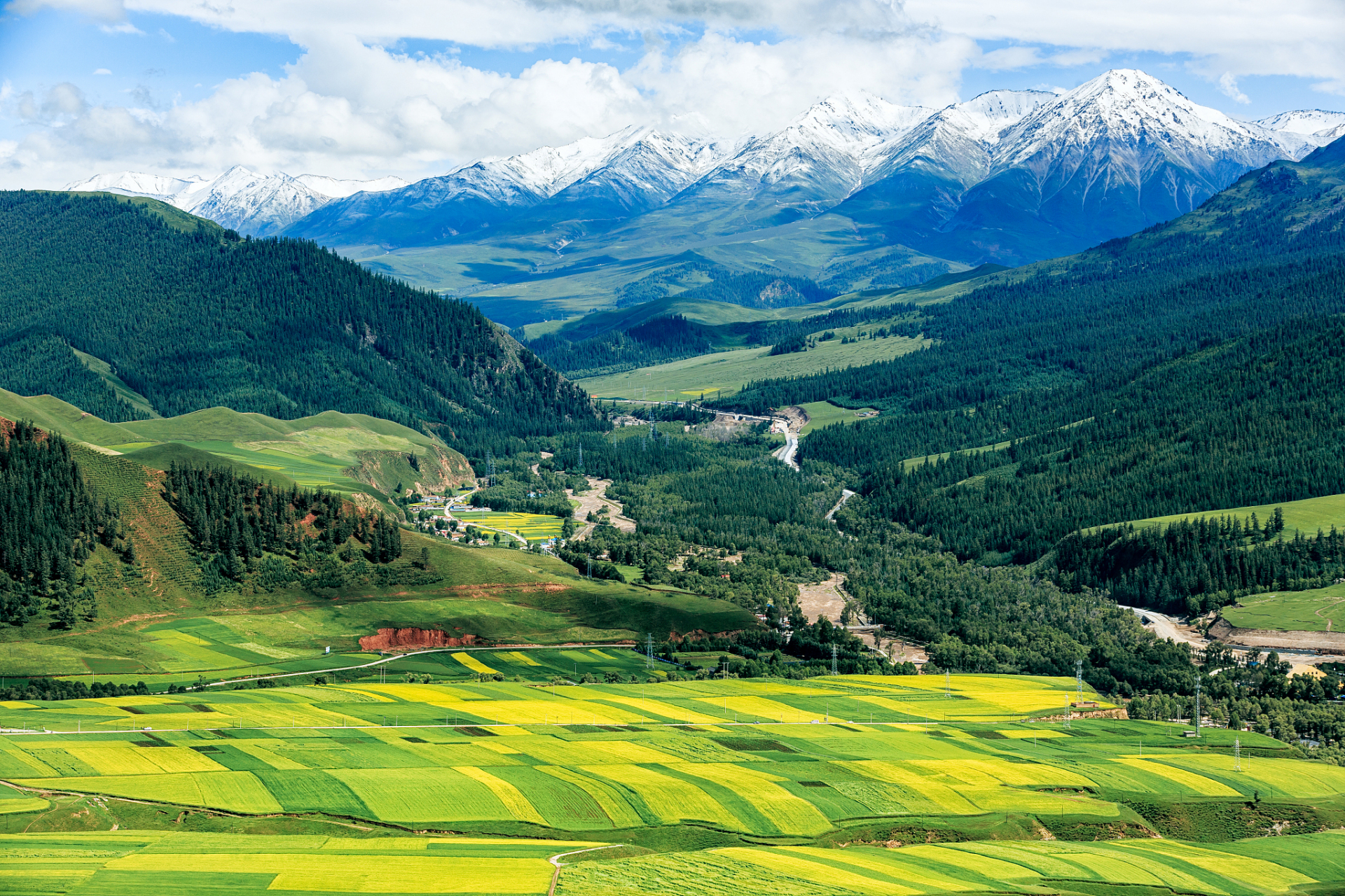 卓尔山风景旅游区位于青海省祁连县八宝镇,从县城中心或镇子到卓尔山