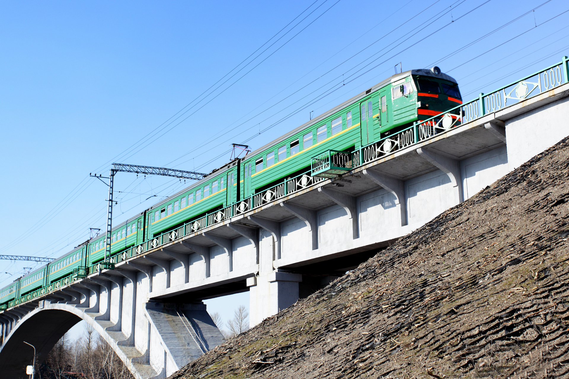 天陇铁路是甘肃第一条自己全额投资修建的快速铁路,联系天水和陇南
