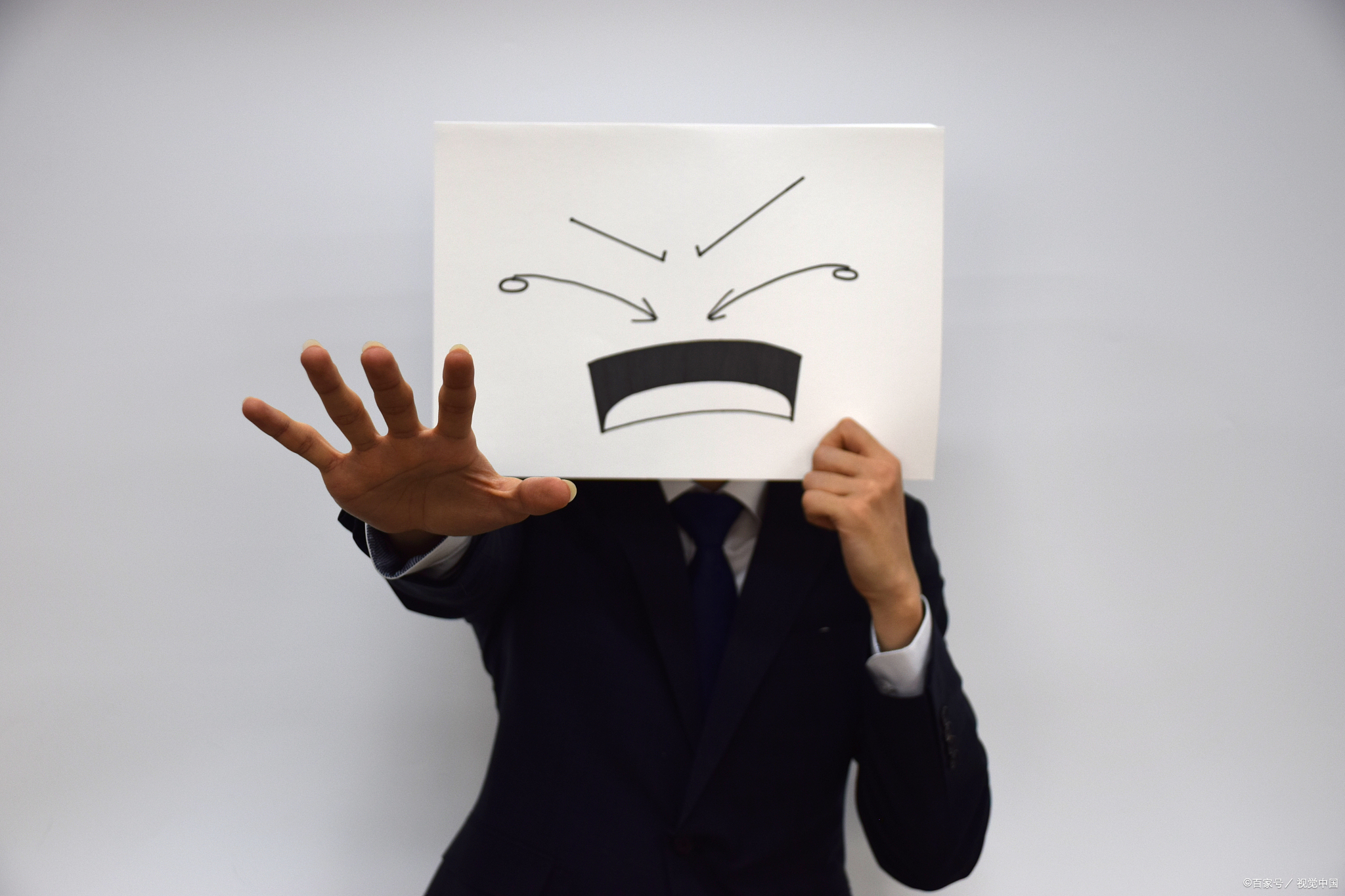 然而破防往往发生在不经意间,一首歌,一句话,一个身影