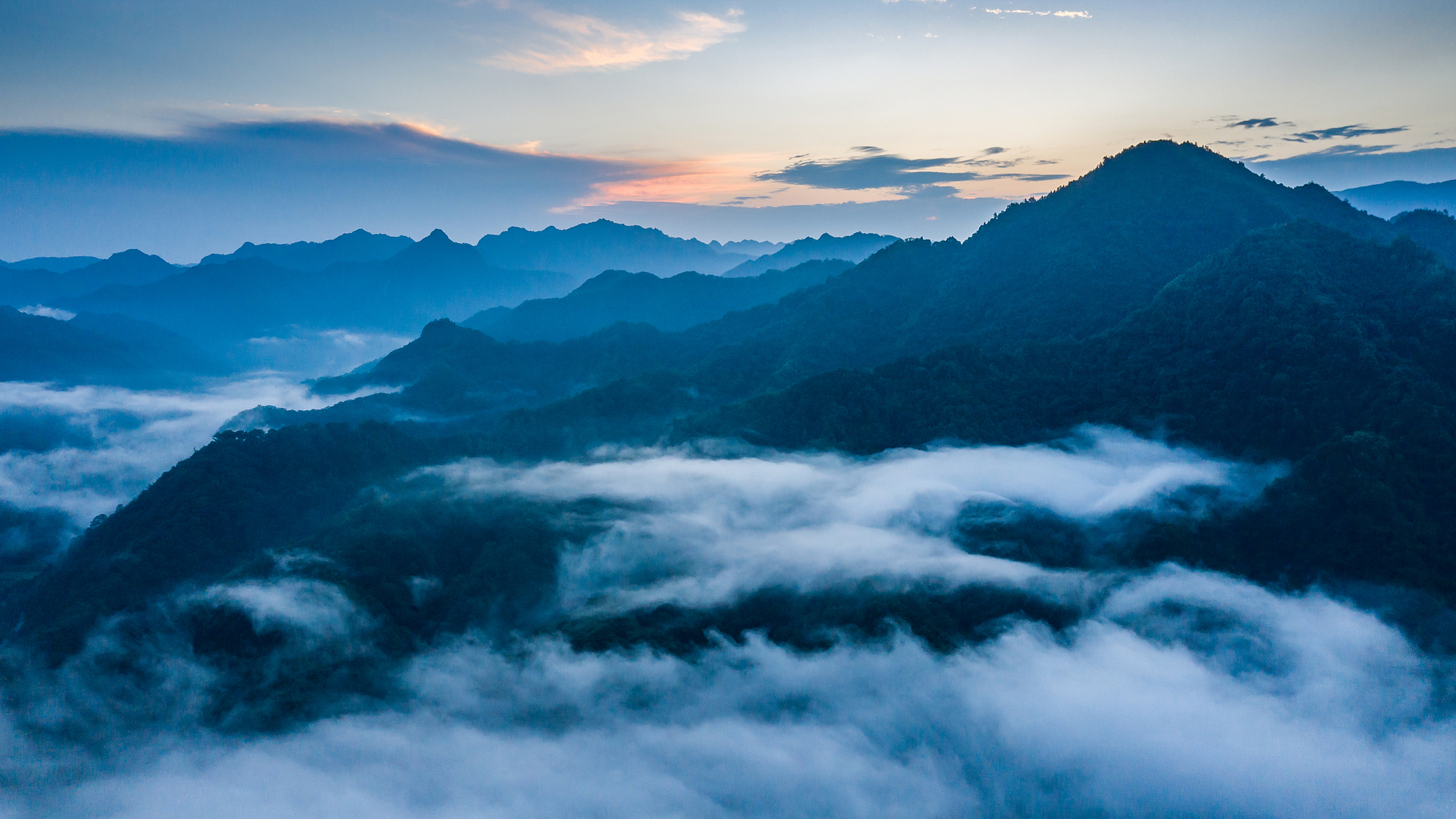 秦岭云海是一种独特的自然景观,在雨后初晴或日出日落时分最为壮观,如