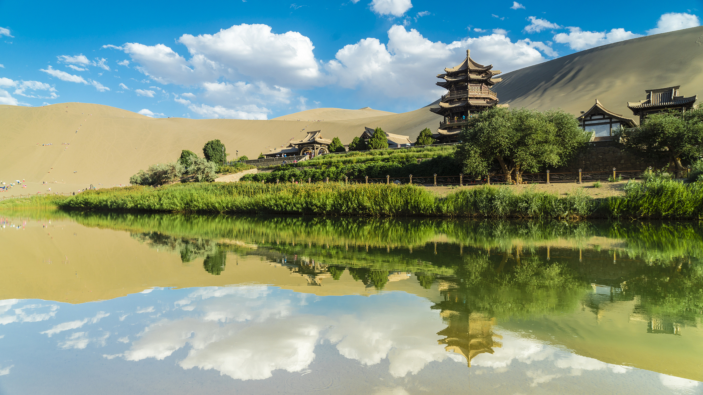 甘肃省拥有丰富的自然和人文景观,国庆期间如果想在甘肃省内旅游,以下