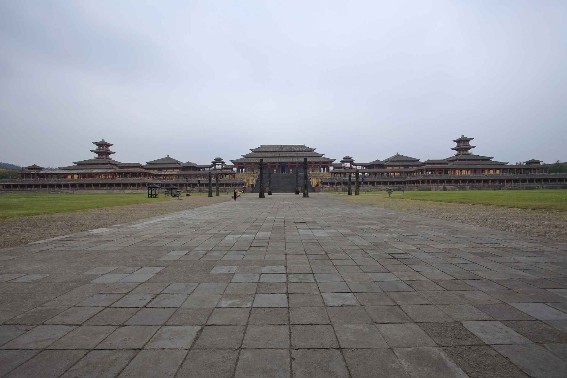 当年,著名导演陈凯歌团队的设计师们花费了四年心血设计出了秦王宫的