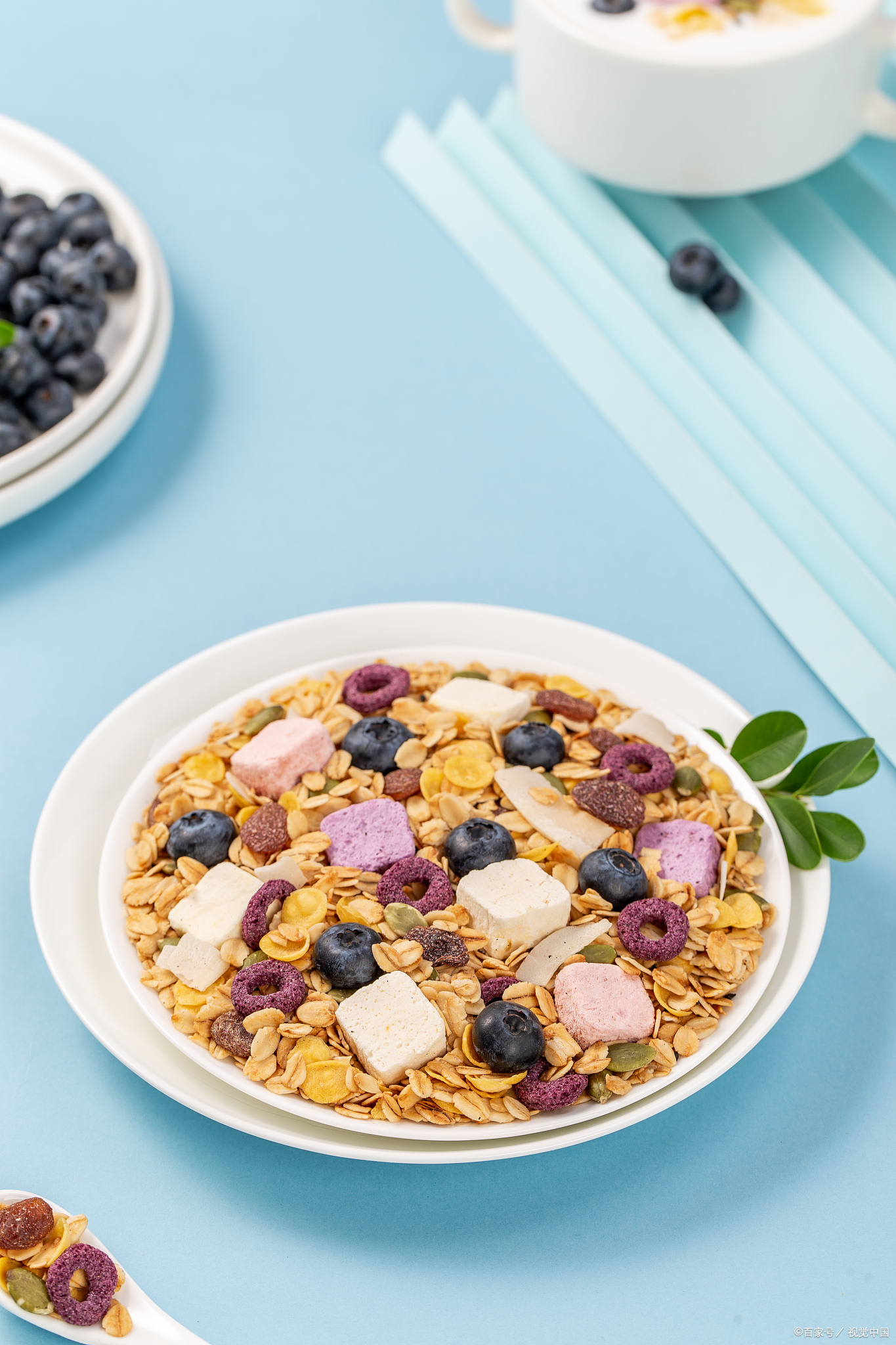 商家将燕麦片,水果干,酸奶块这三种看似健康的食材组合,打造出 "酸奶