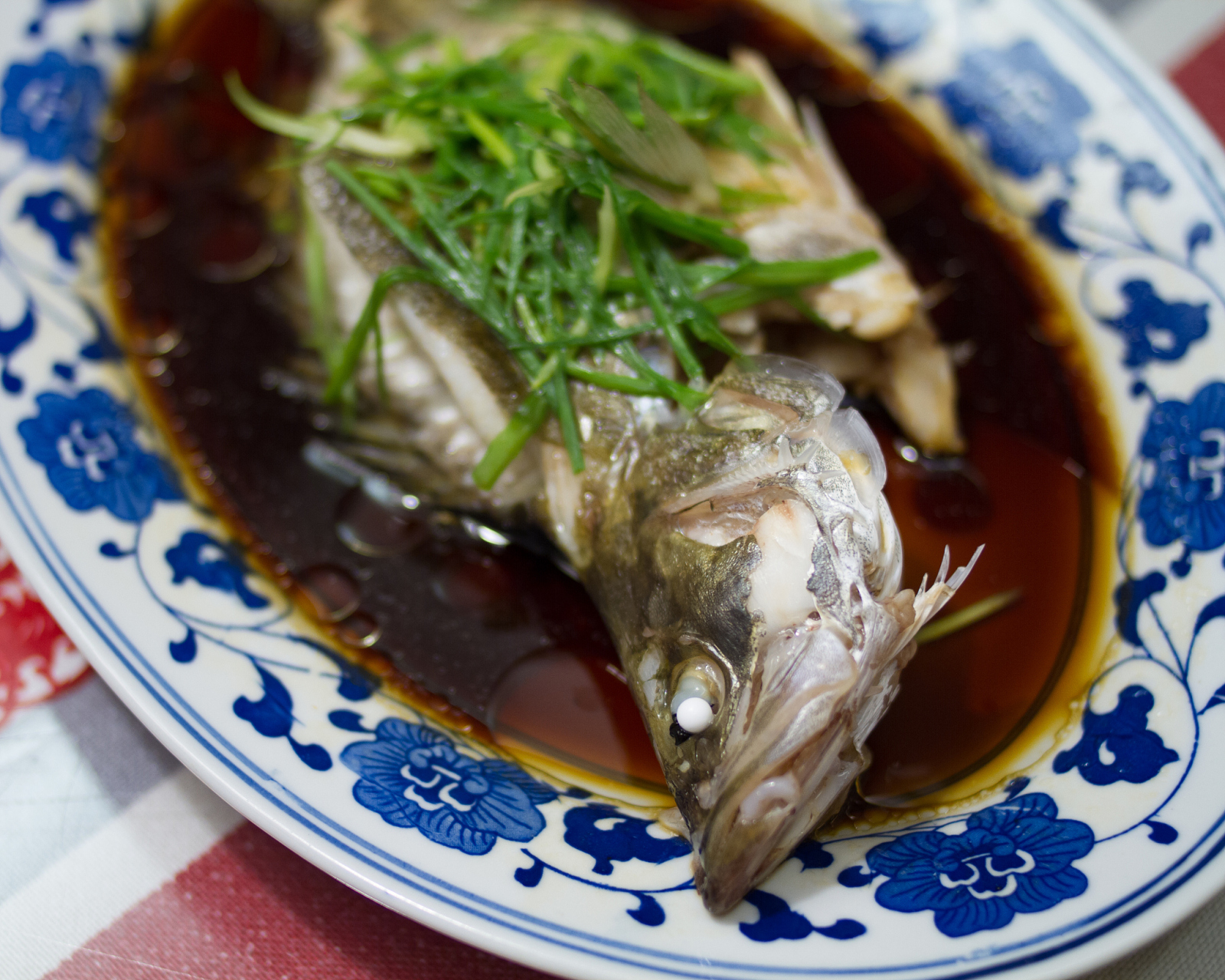 每日家常菜:清蒸鲈鱼 96  简介: 清蒸鲈鱼是一道色香味俱佳的传统