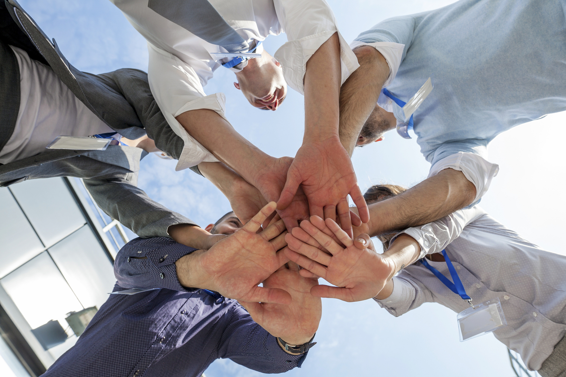 尊重和心理满足; 3)有轻松,乐于分享的人际关系,简单,和睦的团队文化