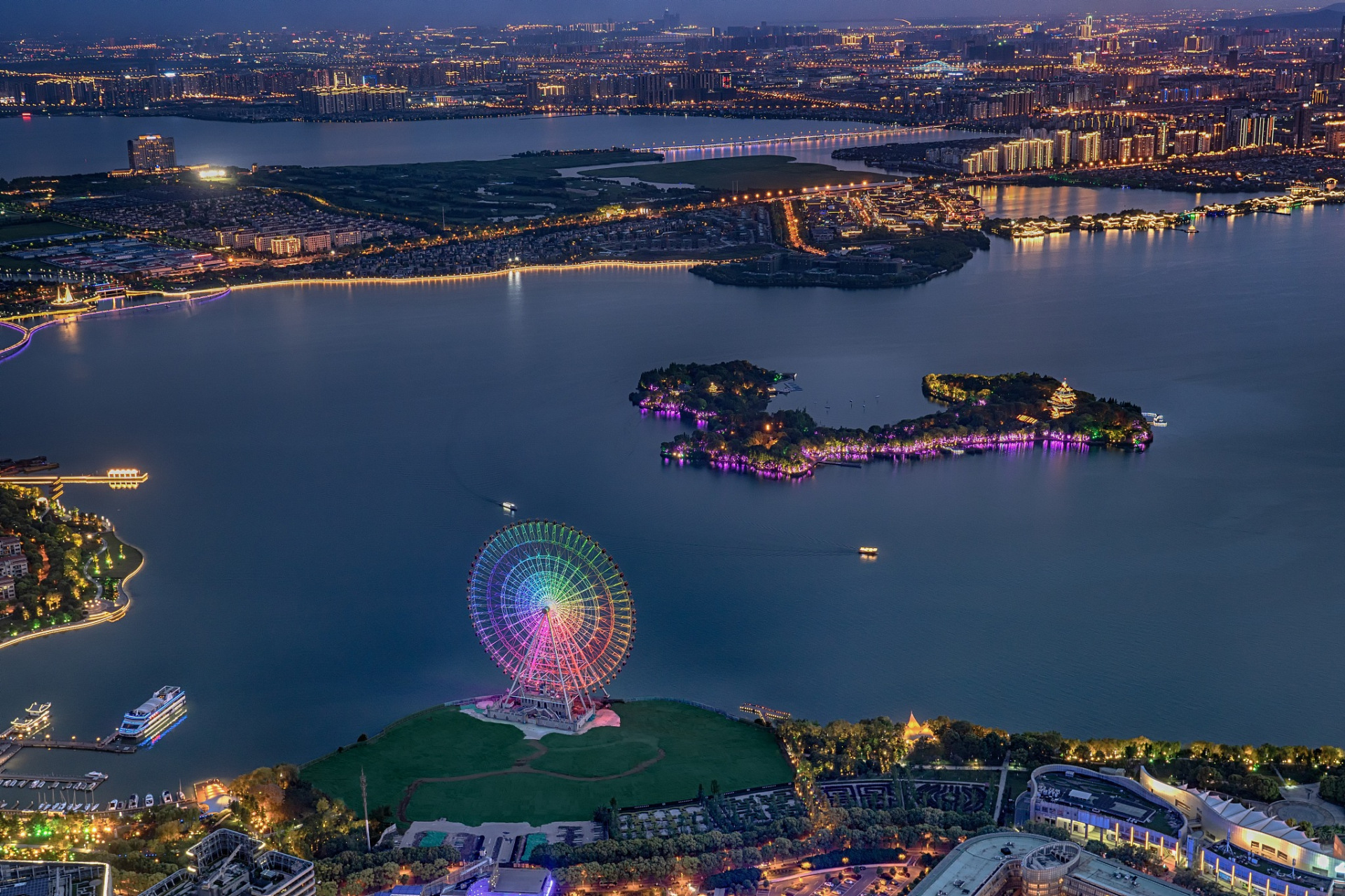 我给大家介绍一个国家5a级旅游景区:苏州市金鸡湖景区.