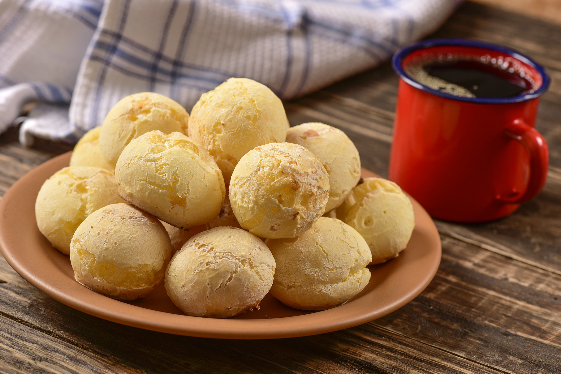 尼泊尔爆浆脆脆球是一种由尼泊尔特有的食材制成的零食.