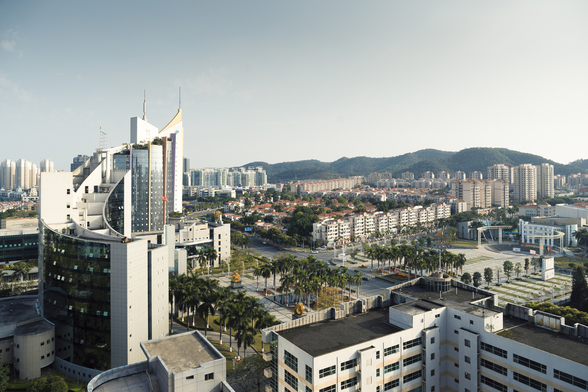 如《鹏湖天际》,《大学城豪庭》和《光明时代》