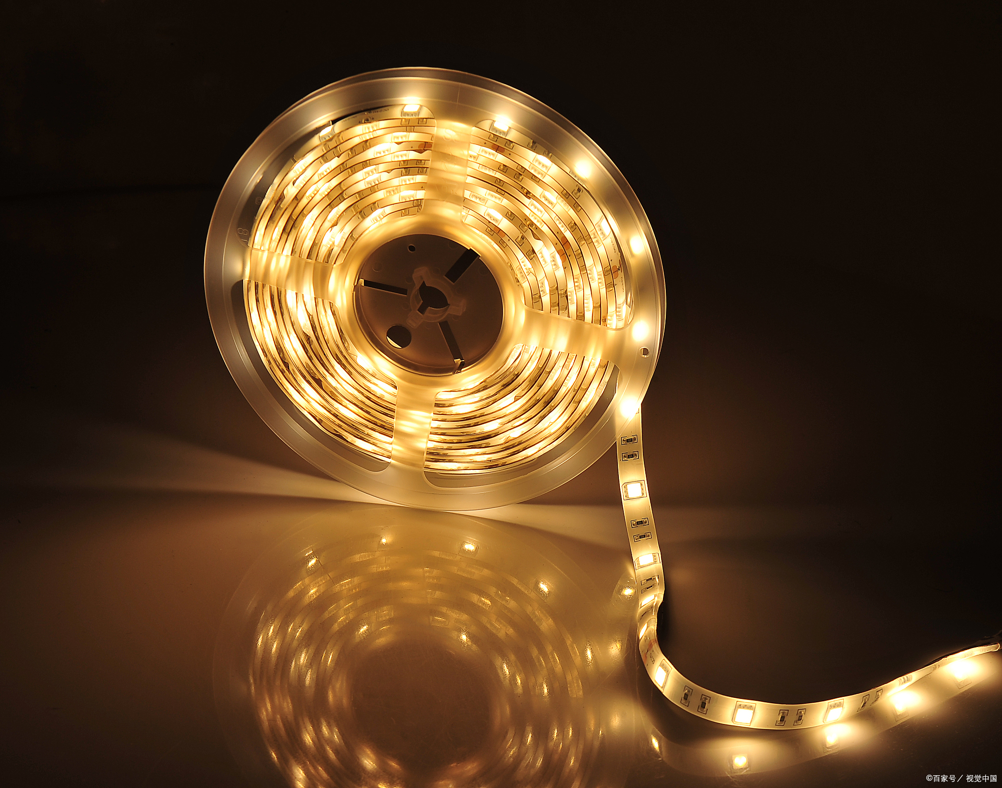 led智能浴室镜防水吗?灯带可调光的优势场景化体验!