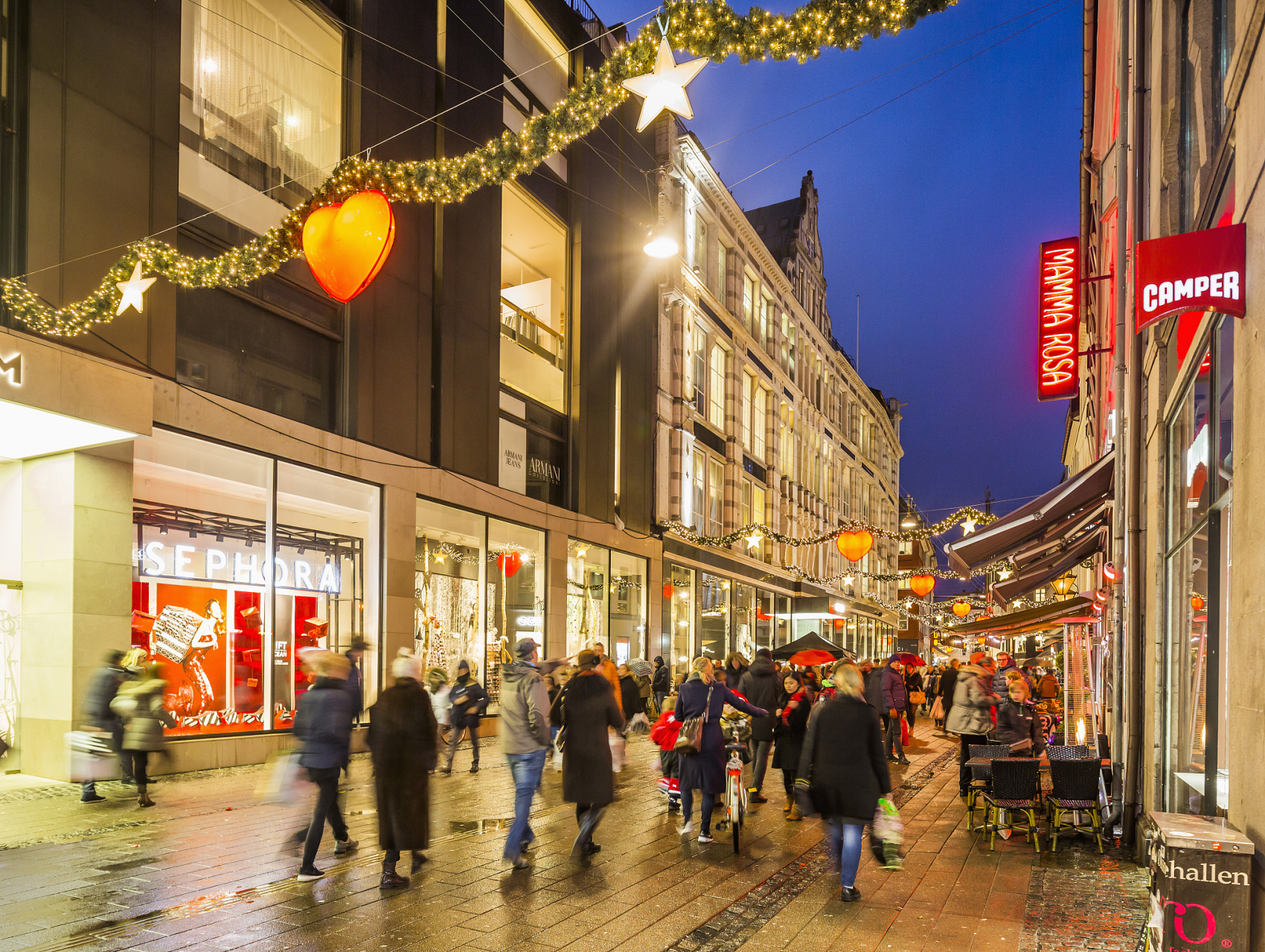 5月13号晚上11点左右,山东淄博商业街依然非常热闹,人来人往,吃烧烤