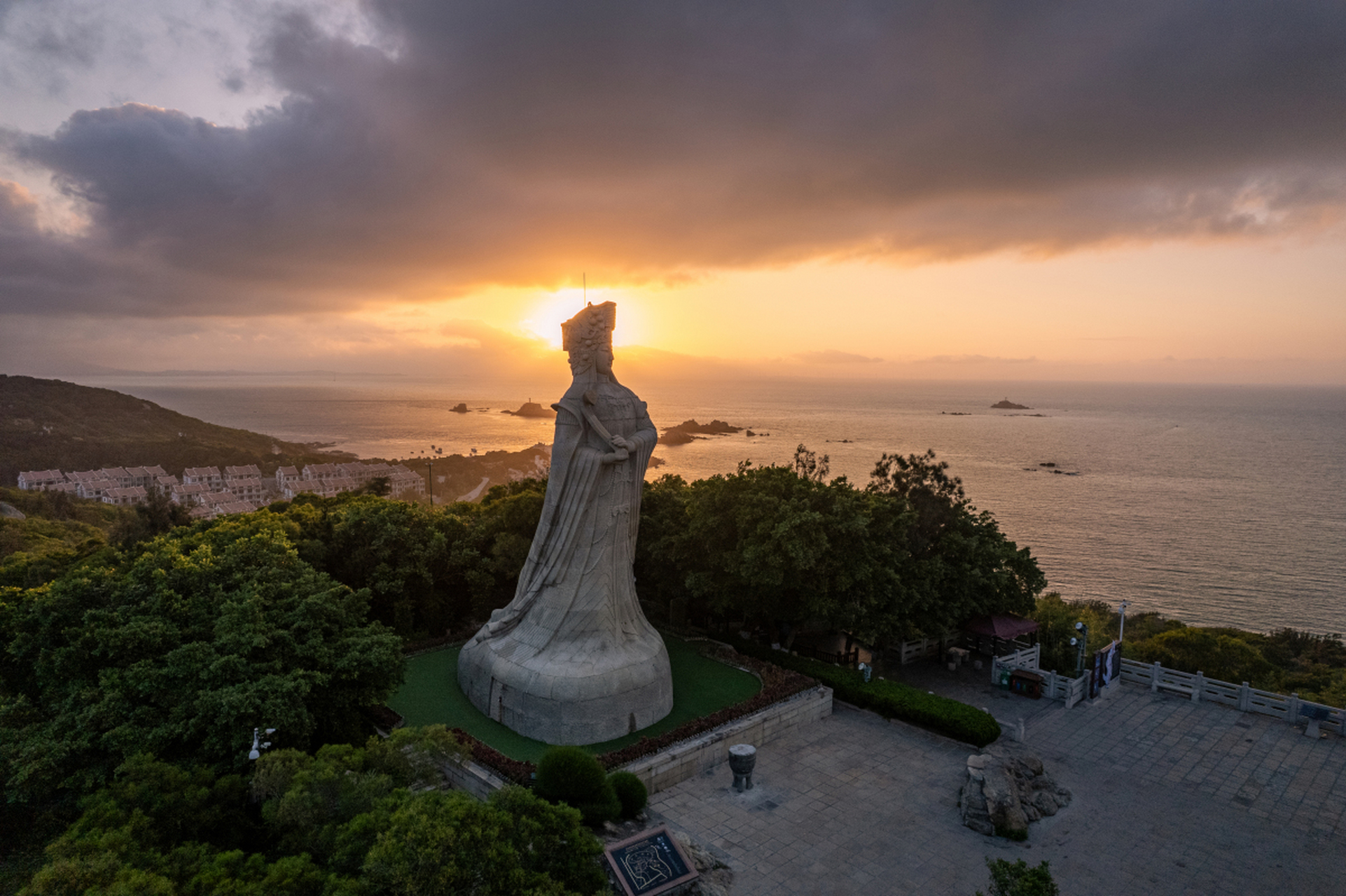 普陀山是中国四大佛教名山之一,也是观世音菩萨的道场.