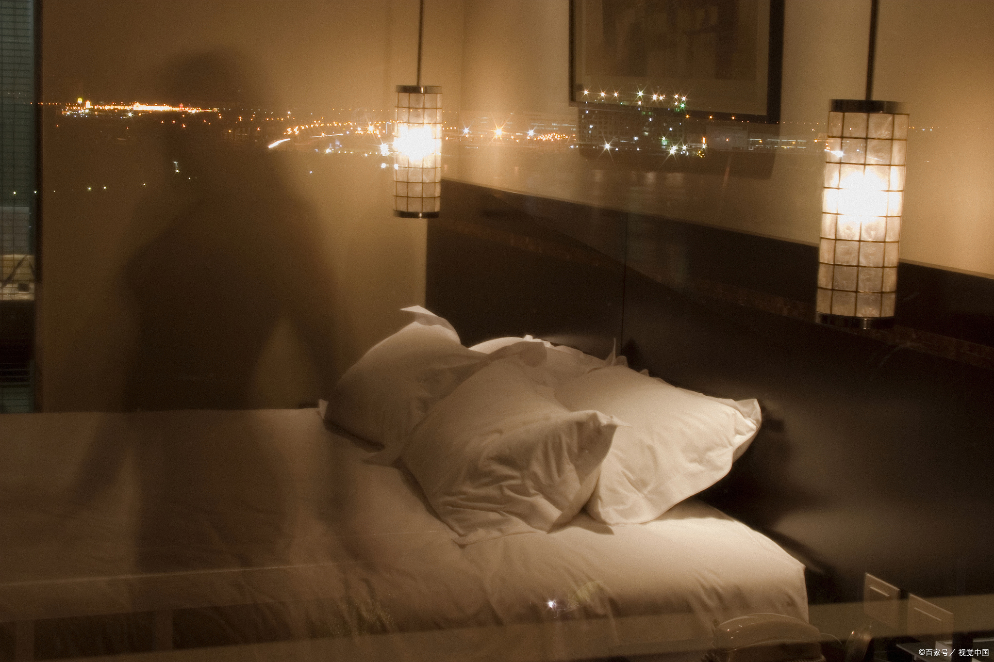 "感觉有人抓我的胳膊,还有敲门声"