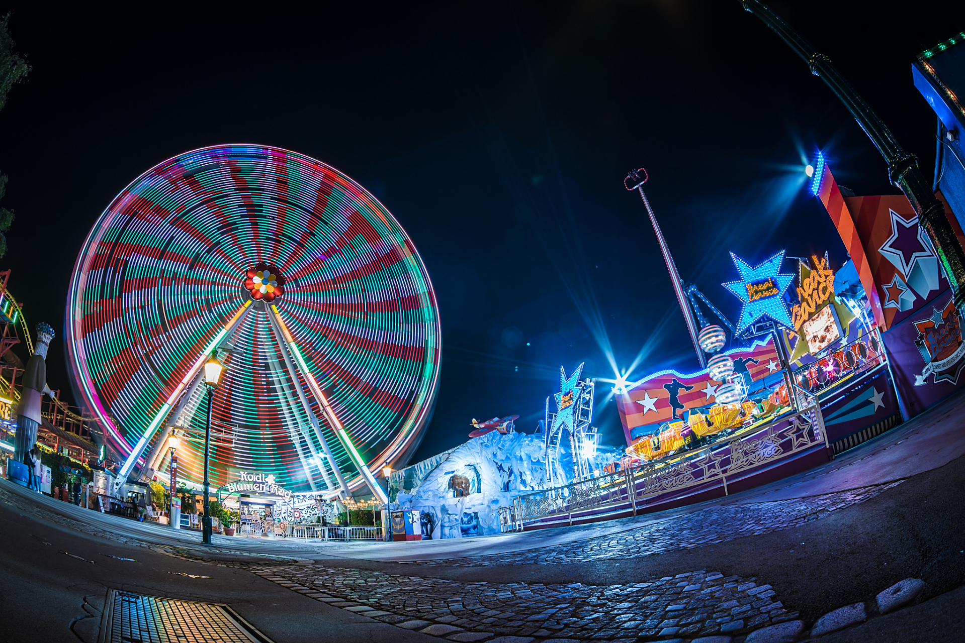 10月27日,网传"深圳欢乐谷发生过山车追尾事件",有游客受伤.