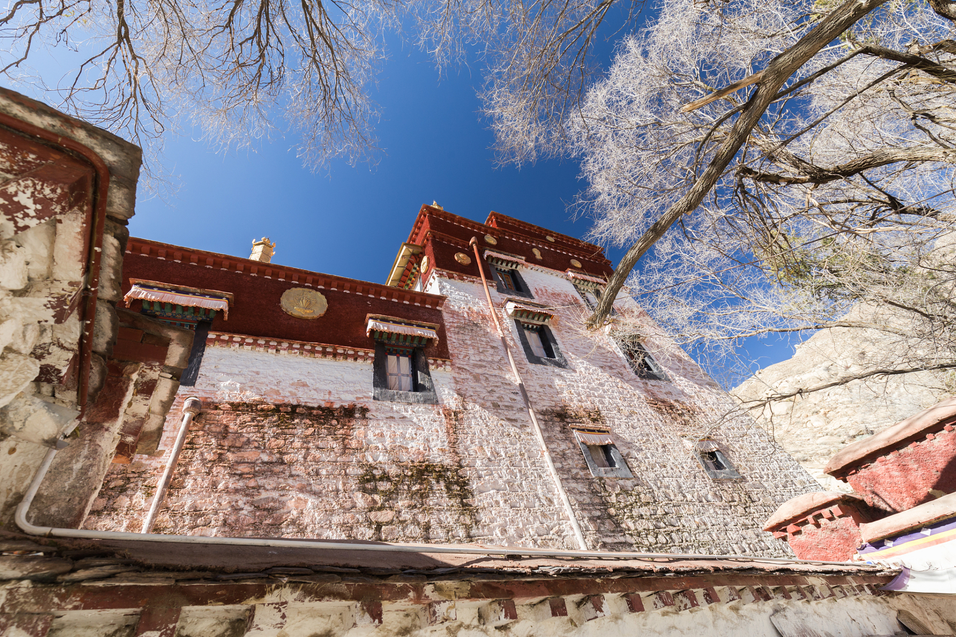 位于拉萨北郊的色拉寺,是藏区规模第二大的寺院,以其金碧辉煌的大殿和