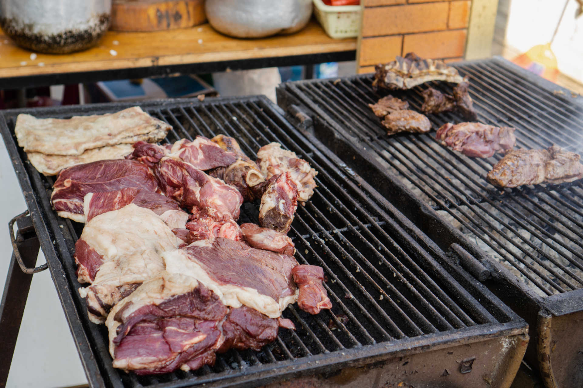 《红楼梦》冬季美食—烤鹿肉 冬天的贾府,会吃一些肉制品.