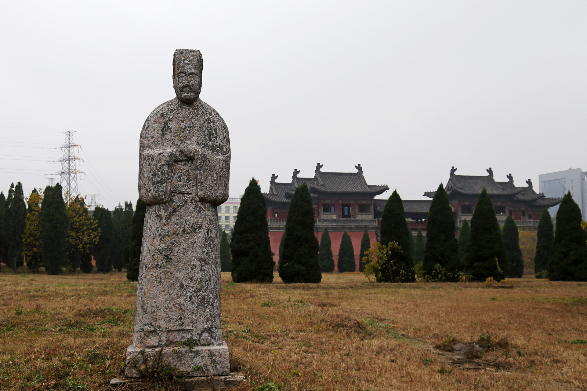 "赵王陵的春晨,雾霭如诗,仿佛春光乍泄,轻纱般的薄雾中,古老的陵墓在