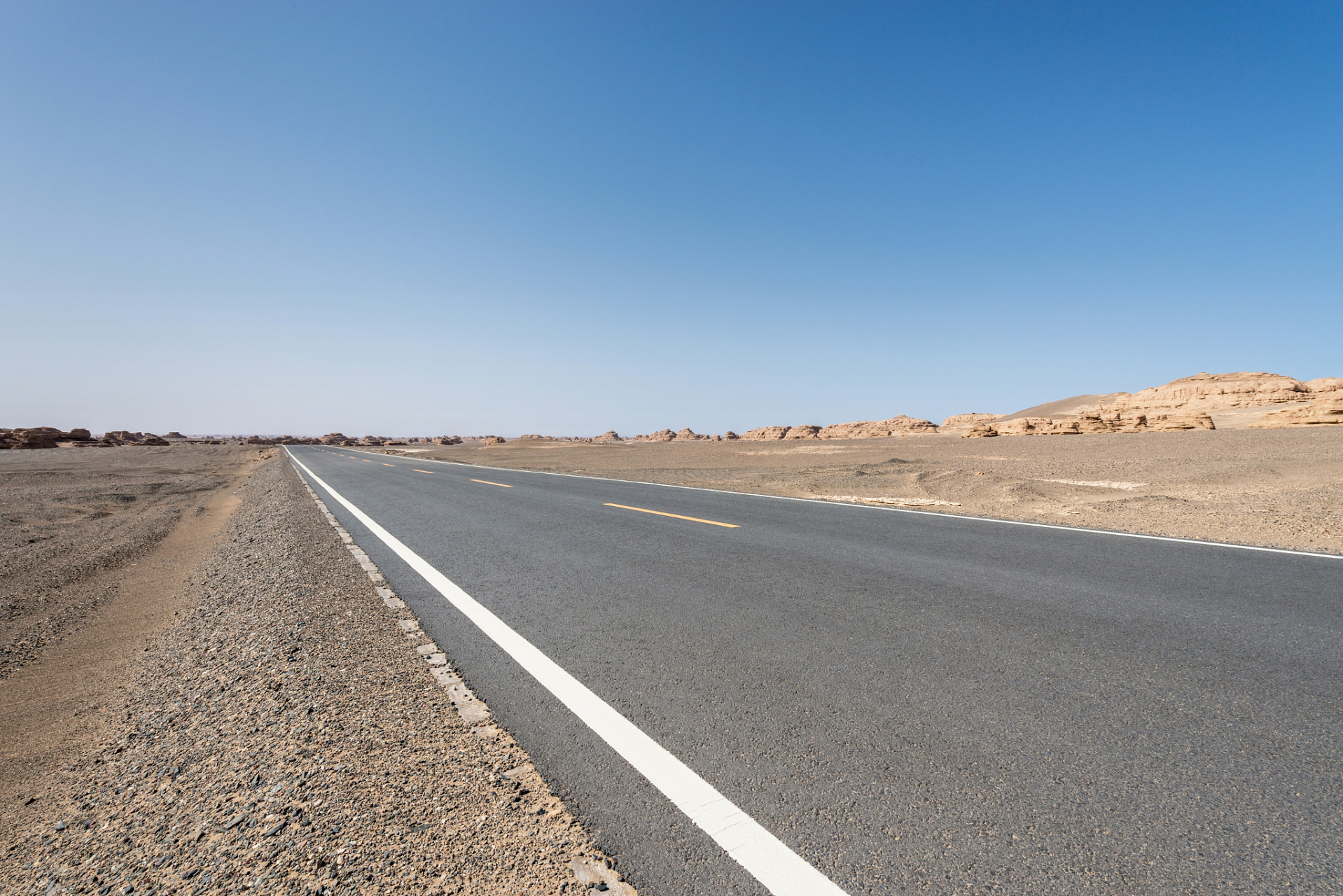 7月3日,网络主播"盈盈徒步西藏青藏线"在直播时被黑色商务车撞伤