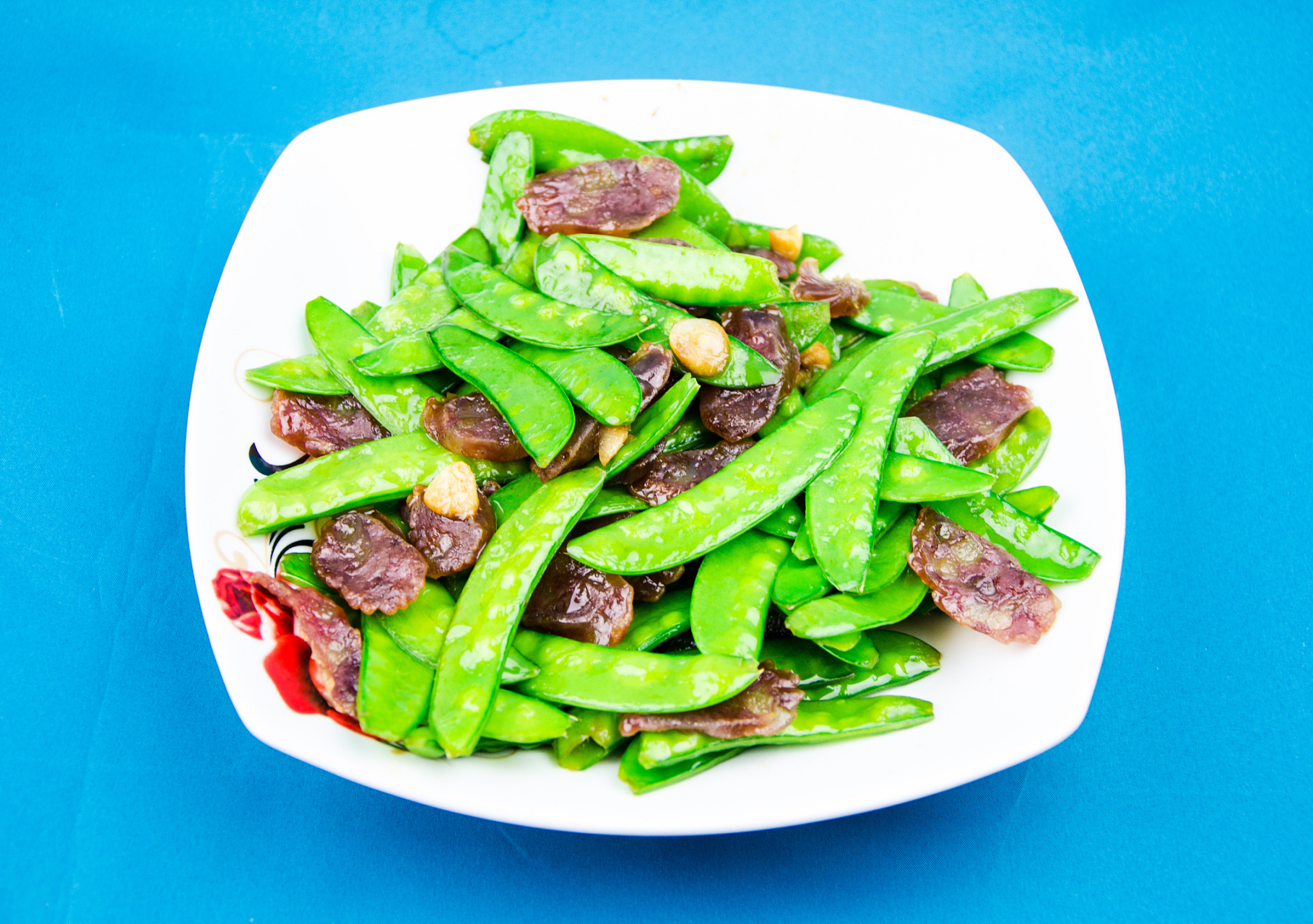 准备好荷兰豆,腊肉等材料,按照步骤翻炒均匀即可.