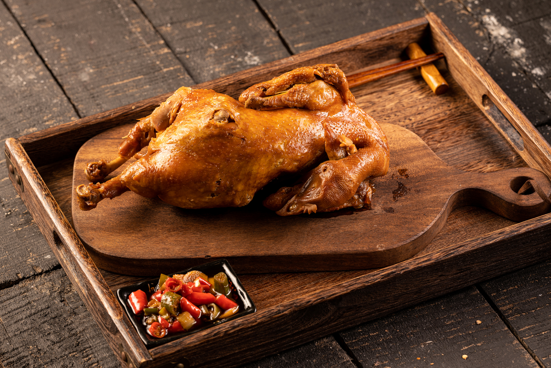 辽宁特色美食-沟帮子熏鸡 沟帮子熏鸡是辽宁省的一道传统特色美食