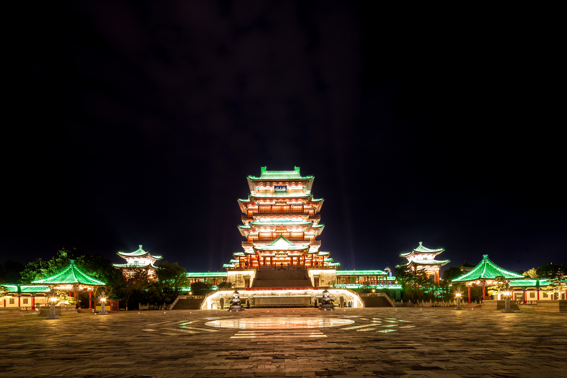 滕王阁# 滕王阁的夜景令人难忘,大型灯光舞美表演美轮美奂,夜晚的