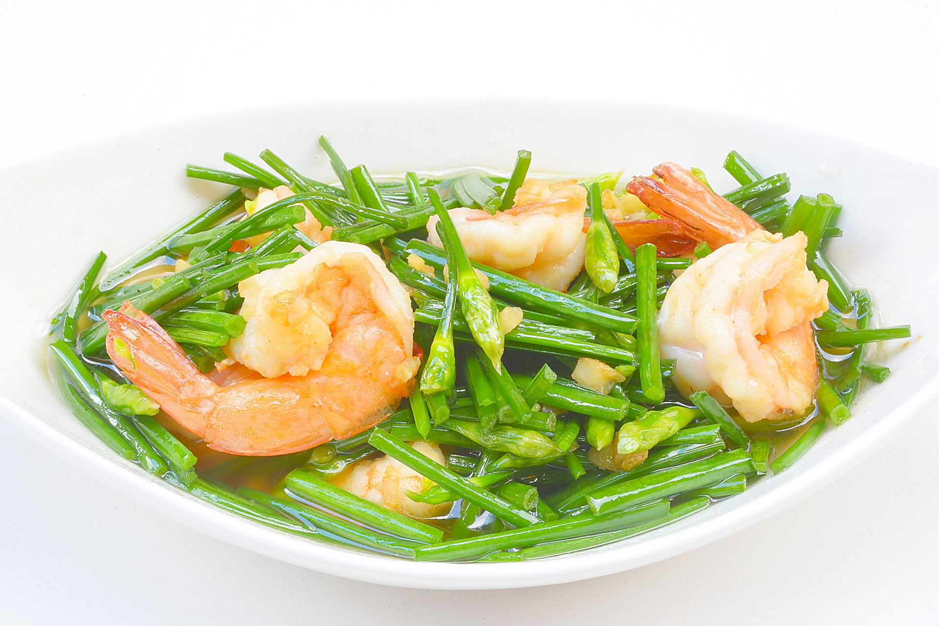 今天我要为大家介绍一道美味的家常菜——韭菜炒虾仁!