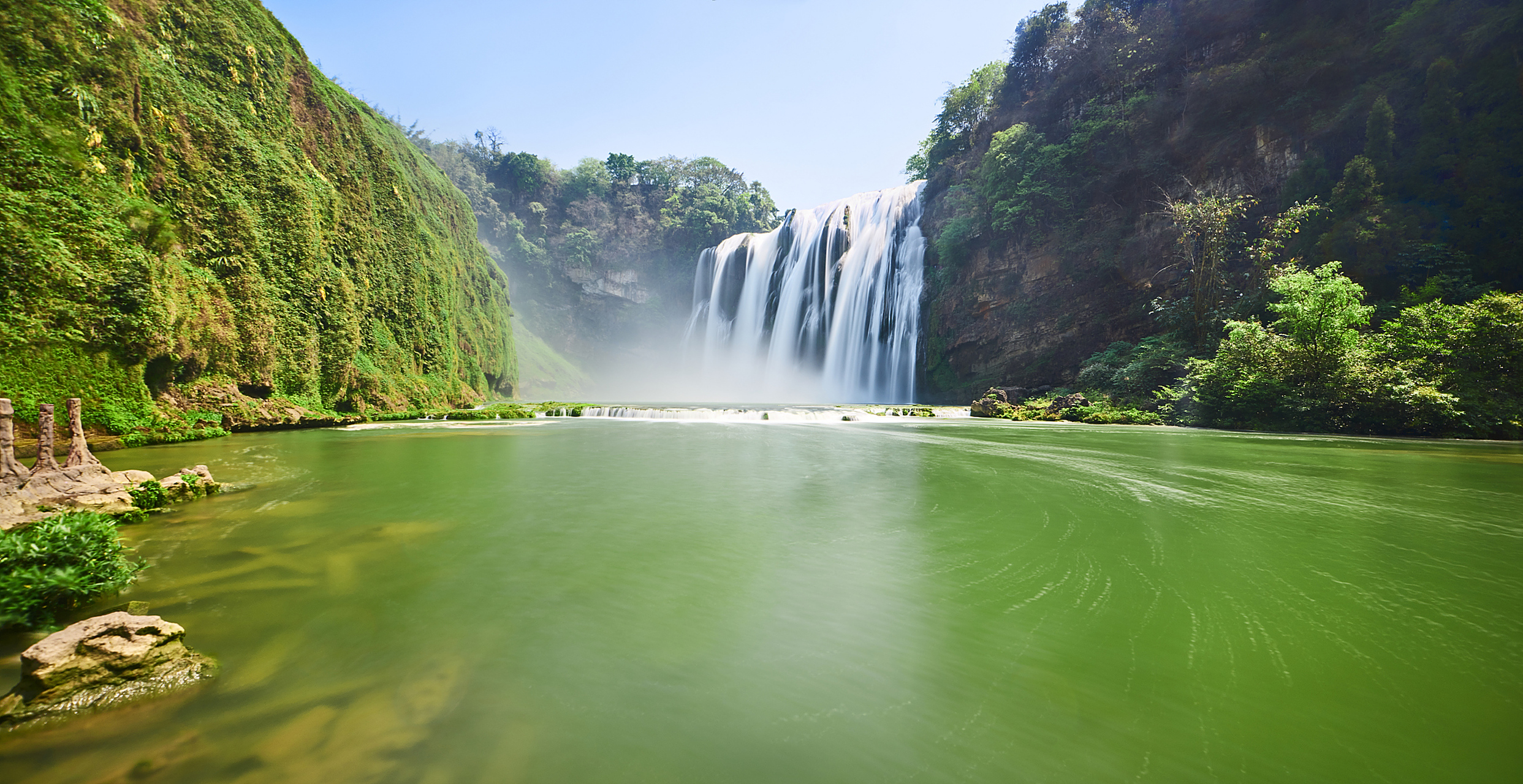 古称白水河瀑布,亦名"黄葛墅"瀑布或"黄桷树"瀑布,因本地广泛分布着"